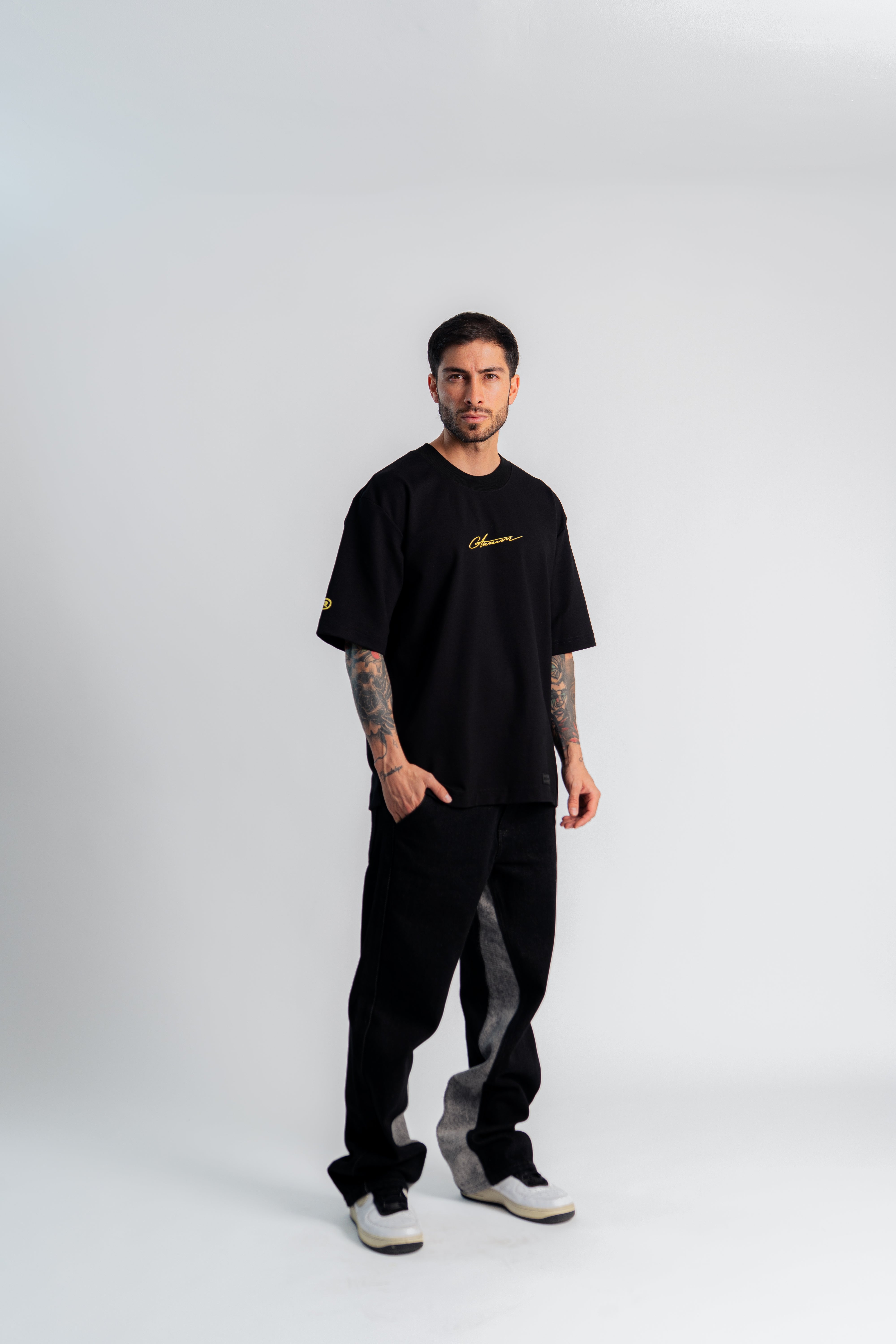 Black Gems Flared Jeans Negro en modelo — AURUM 79