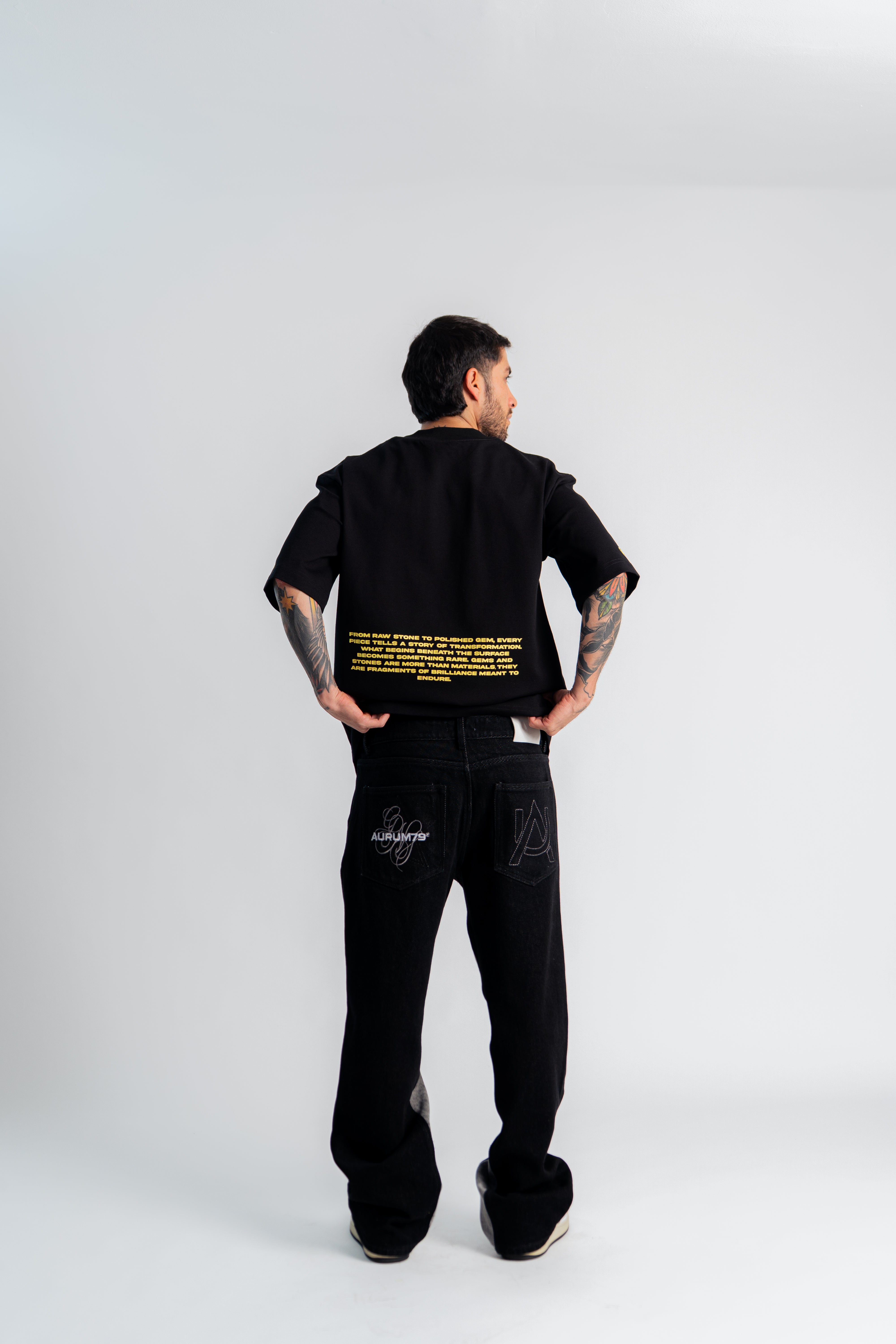 Black Gems Flared Jeans Negro en modelo — AURUM 79