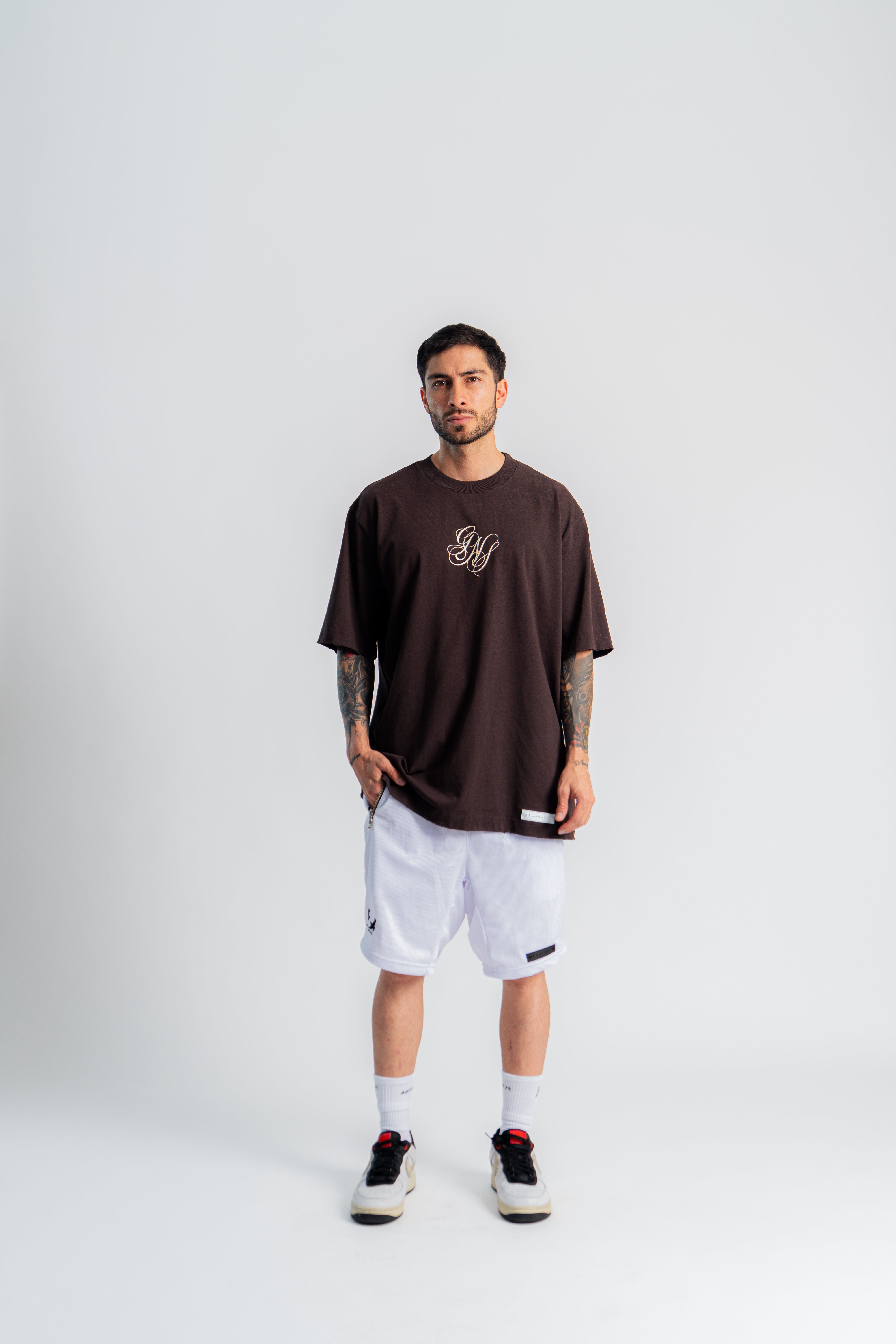Coffee Gems Semi Oversized T-Shirt Café en modelo — AURUM 79