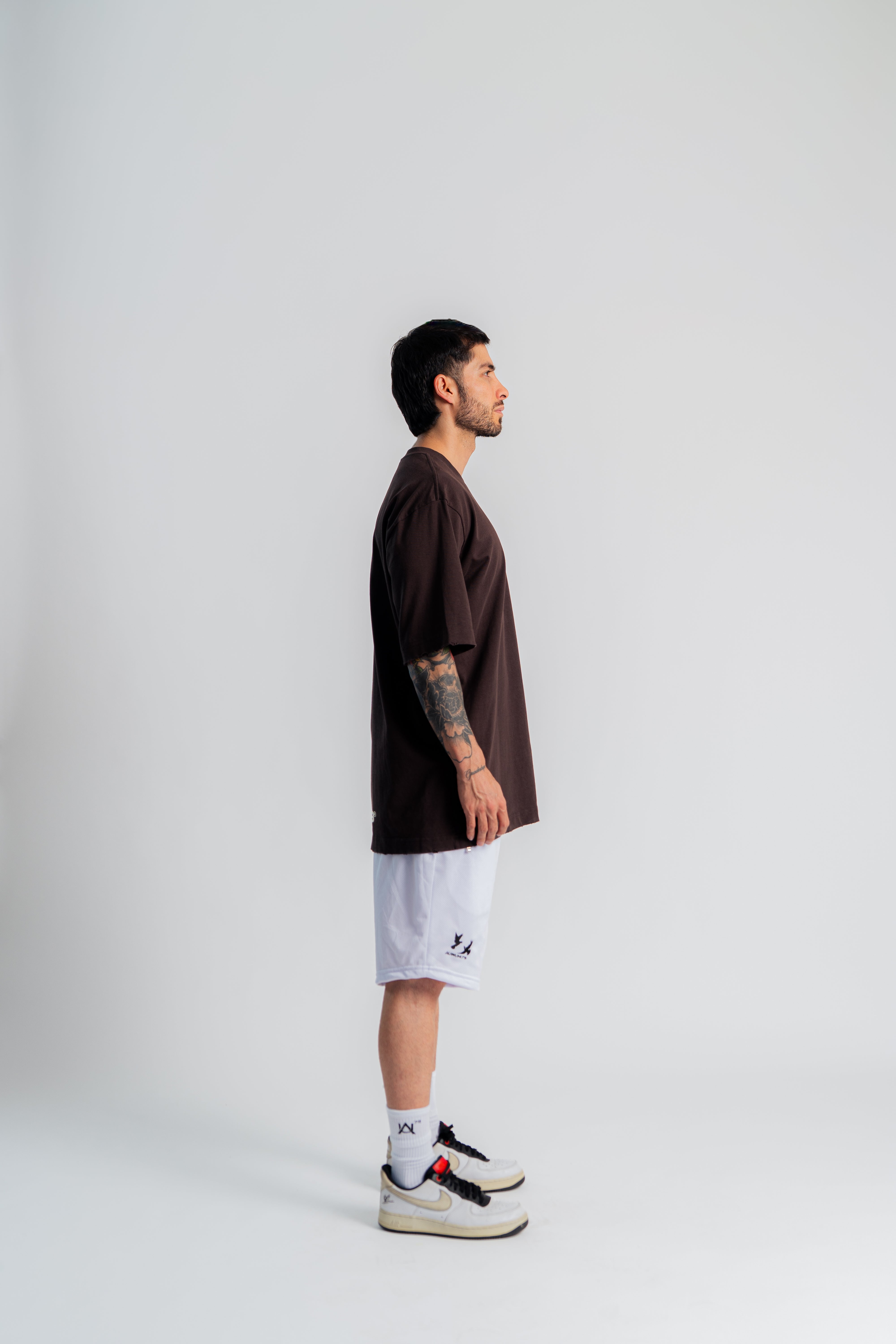 Coffee Gems Semi Oversized T-Shirt Café en modelo — AURUM 79