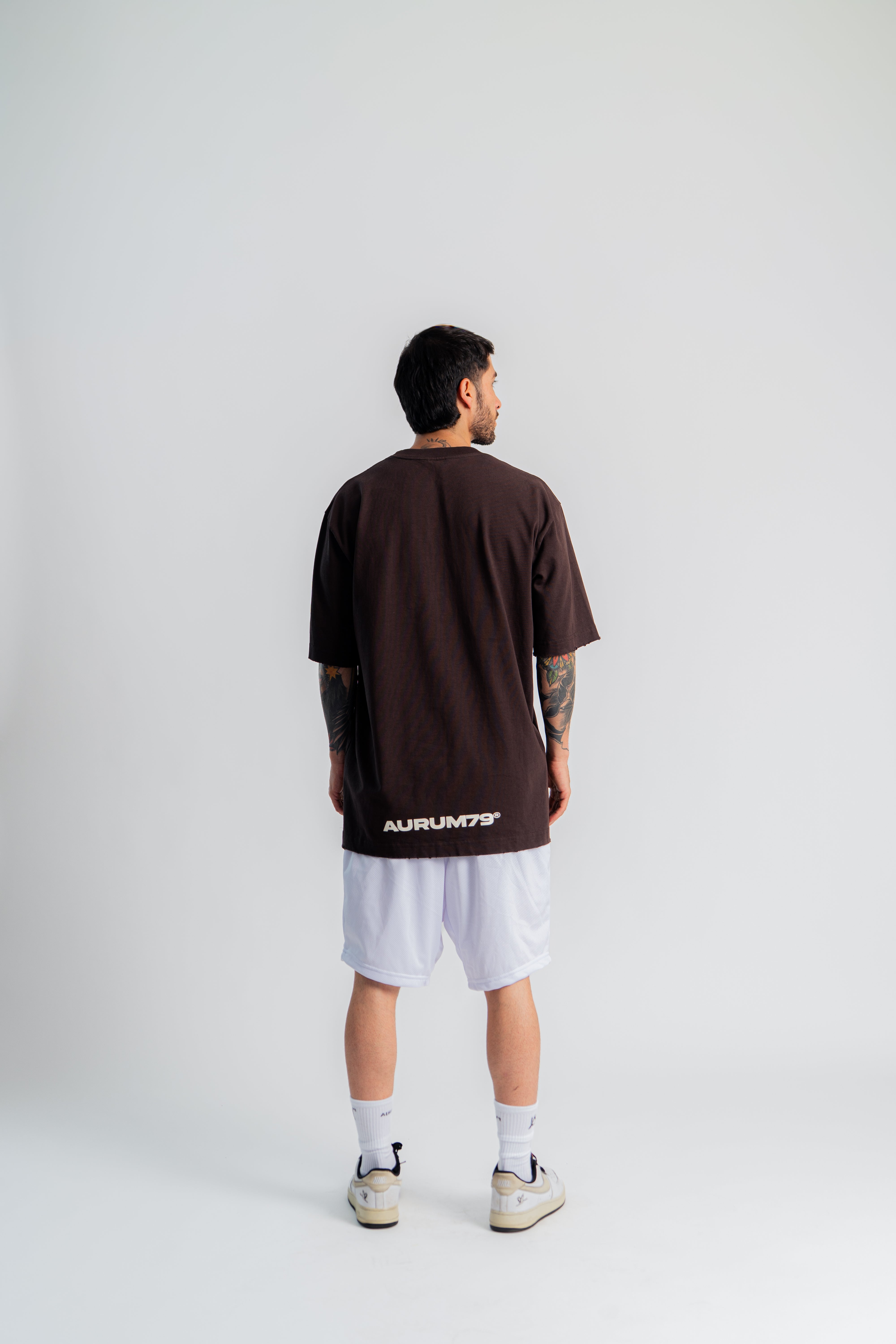 Coffee Gems Semi Oversized T-Shirt Café en modelo — AURUM 79