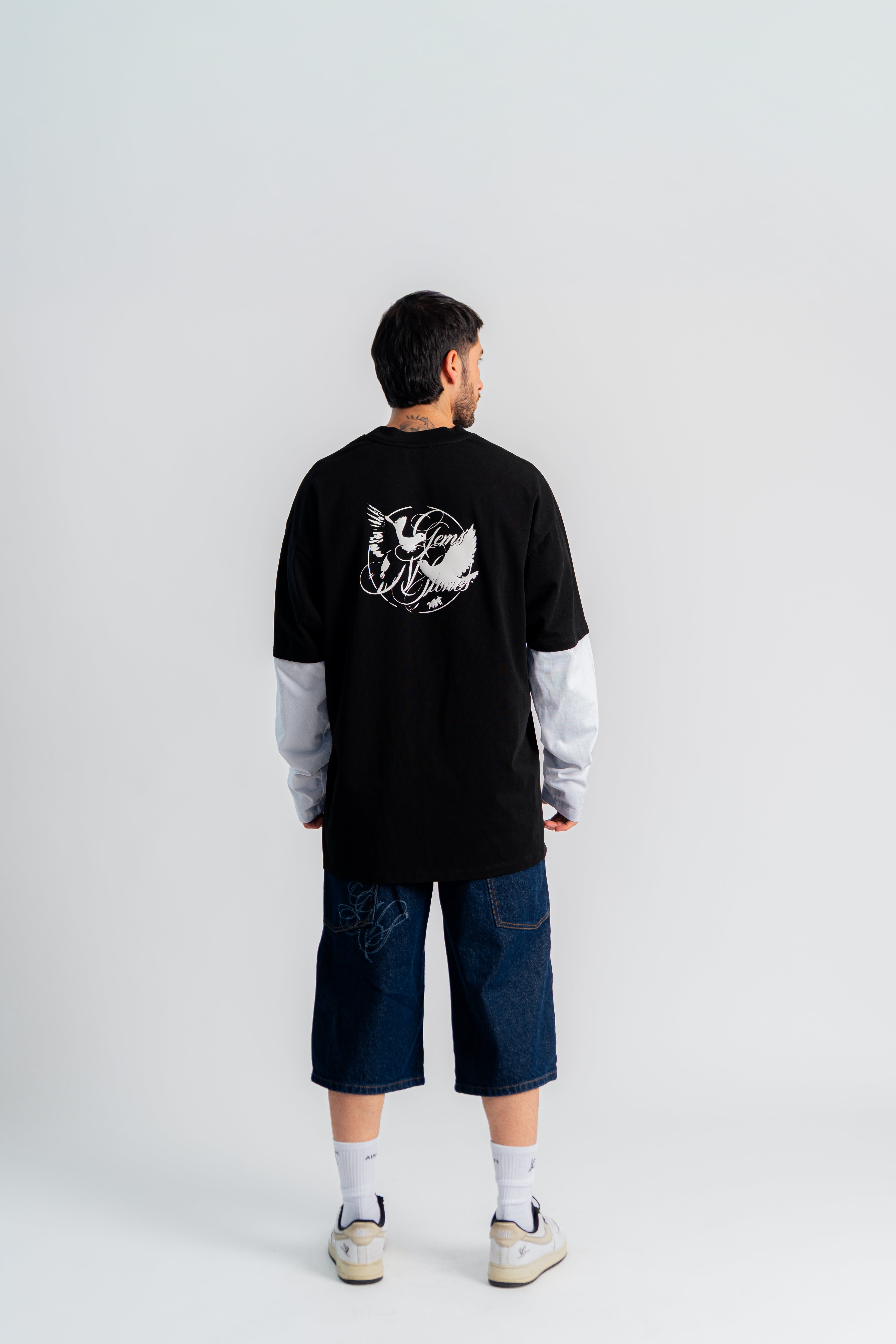 Double Gems Semi Oversized T-Shirt Negro/Blanco en modelo — AURUM 79