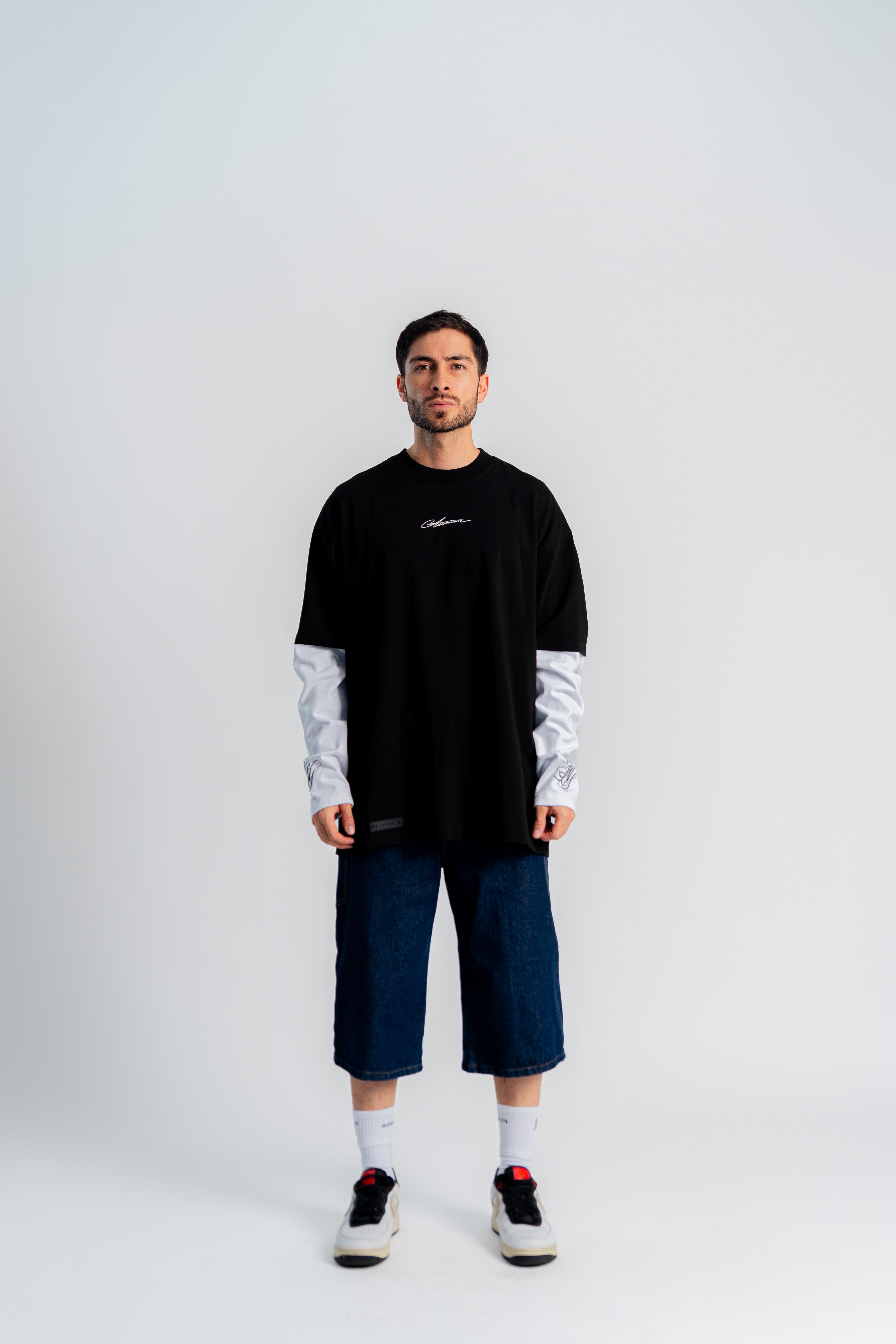 Double Gems Semi Oversized T-Shirt Negro/Blanco en modelo — AURUM 79