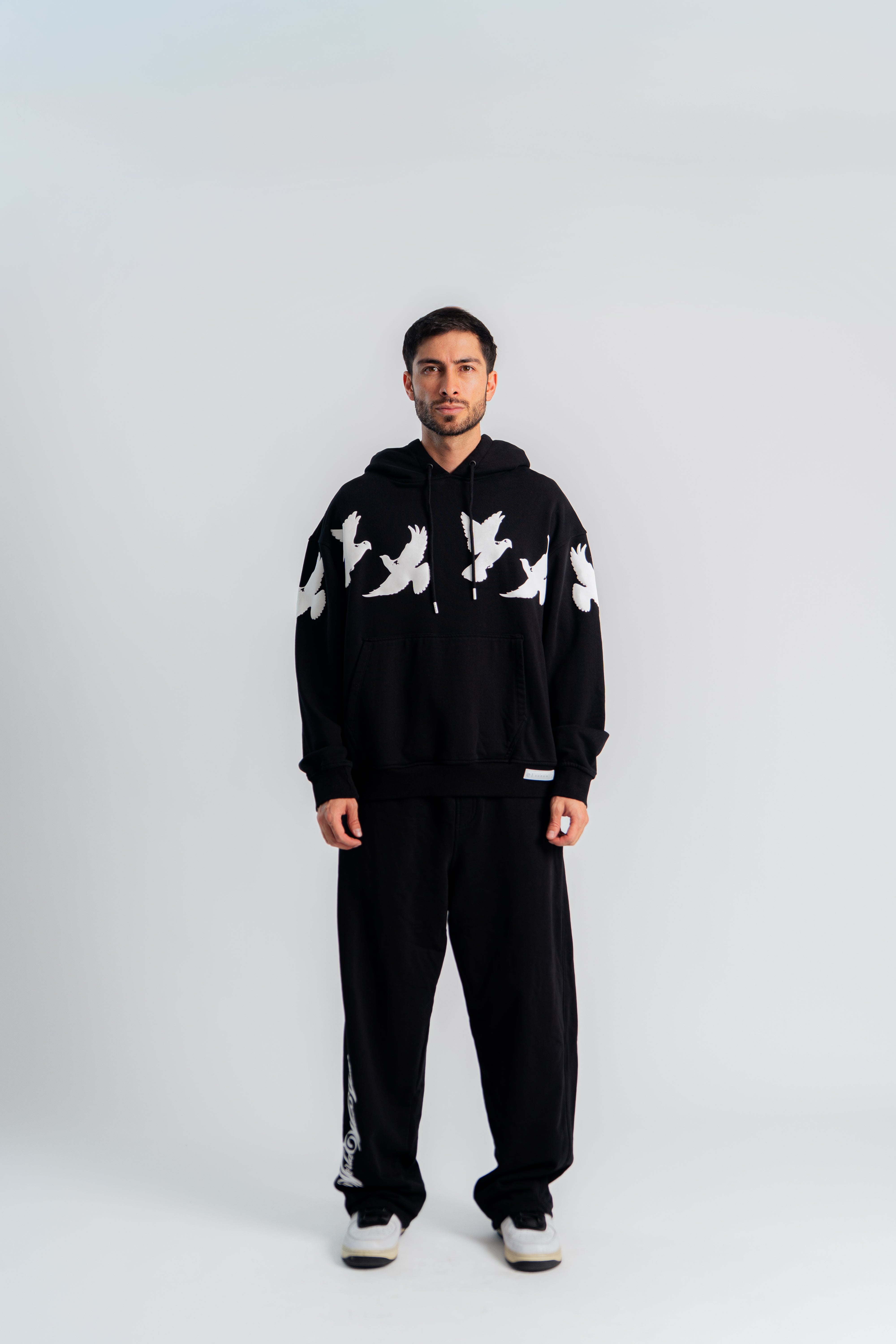Flying Pigeons Boxy Fit Hoodie Negro en modelo — AURUM 79
