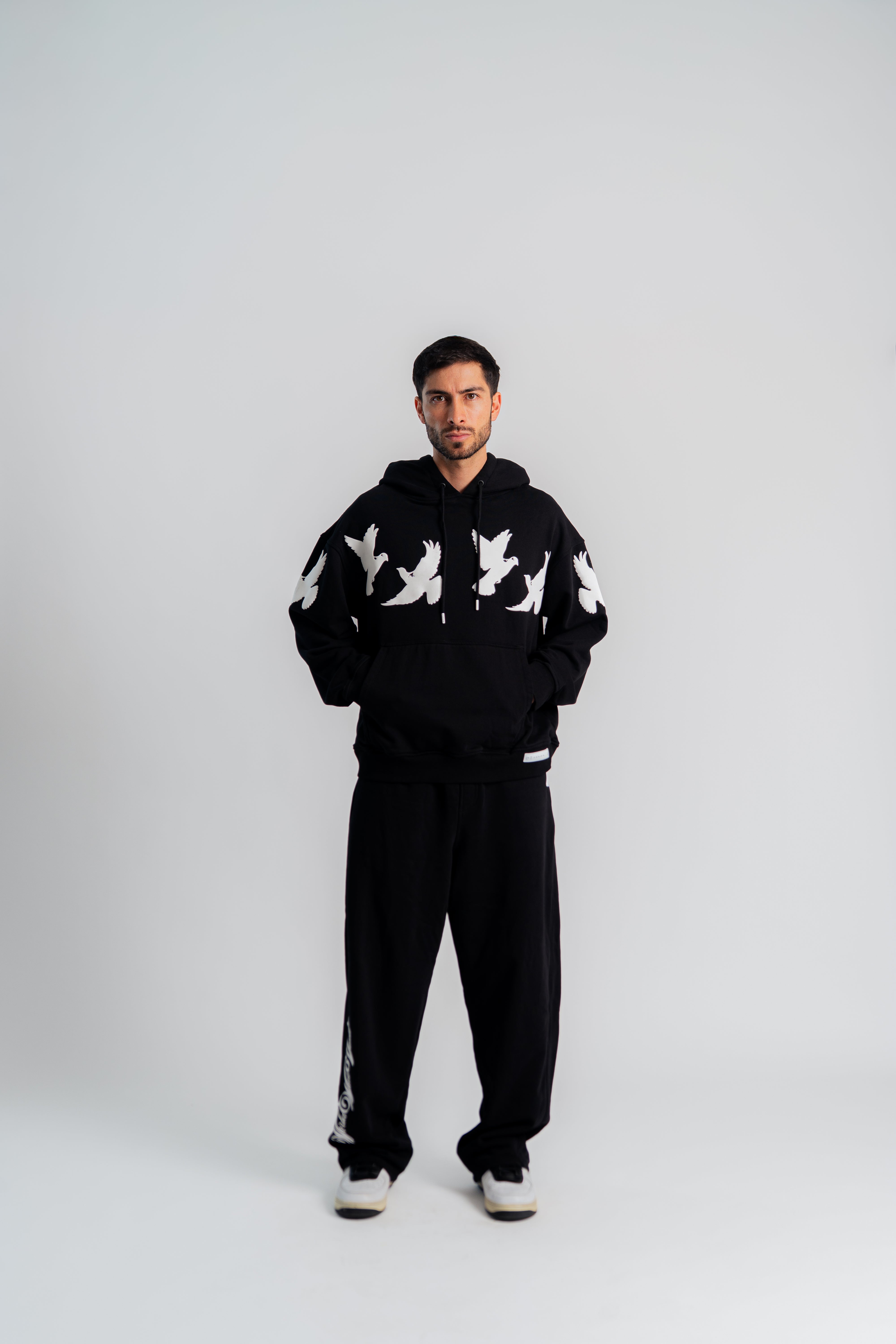 Flying Pigeons Loose Fit Fleece Negro en modelo — AURUM 79