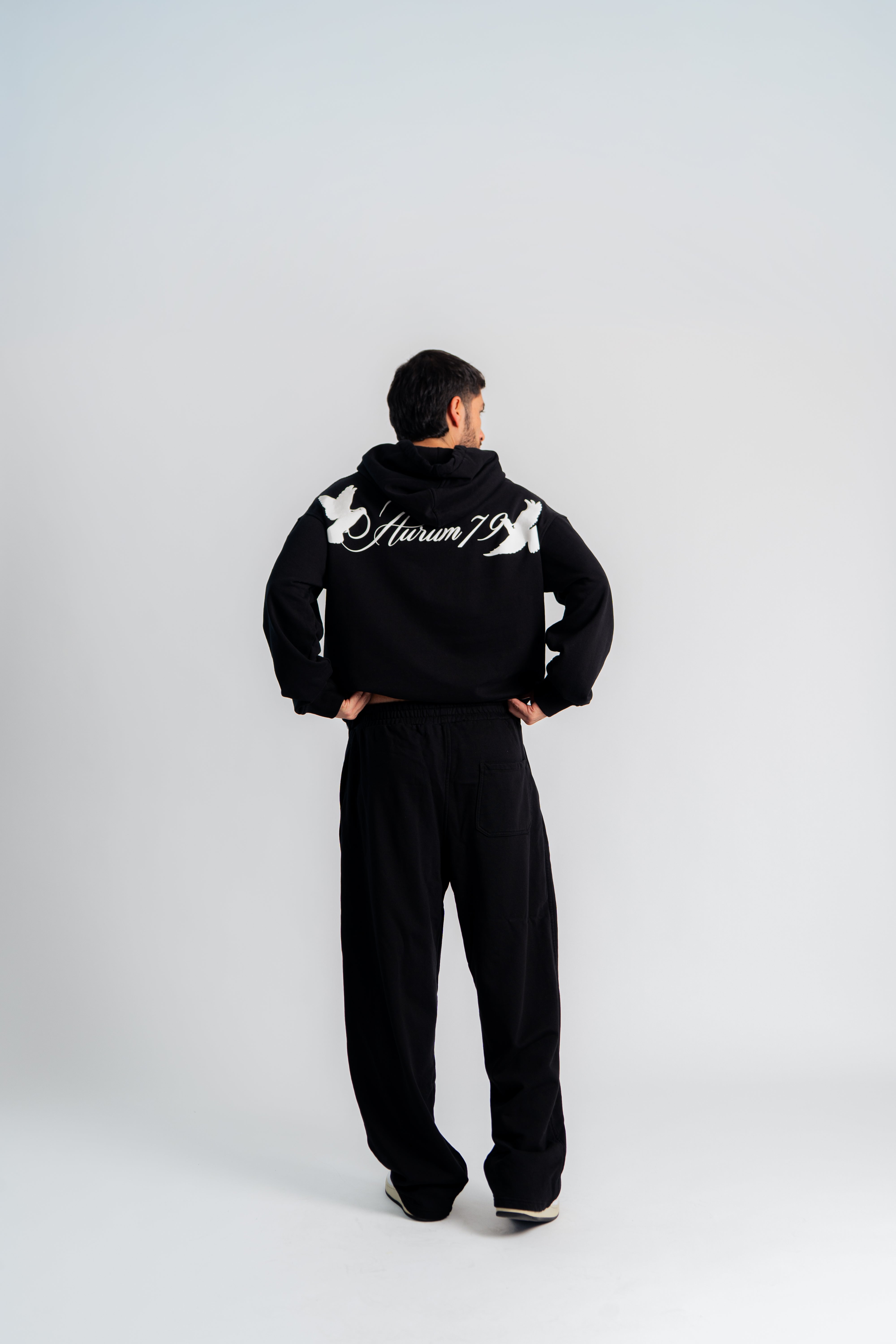 Flying Pigeons Loose Fit Fleece Negro en modelo — AURUM 79