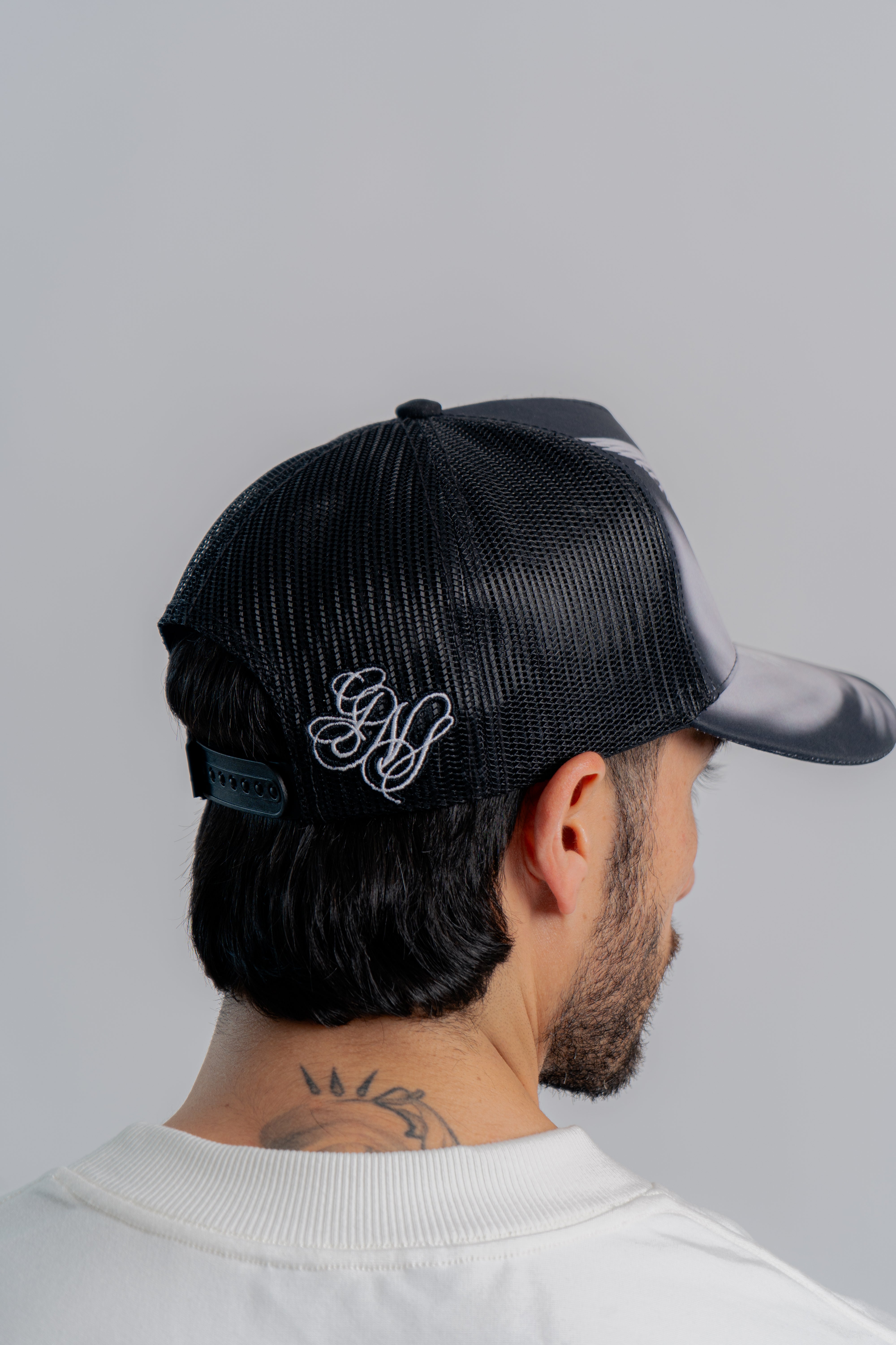 Flying Pigeons Trucker Cap Negro en modelo — AURUM 79