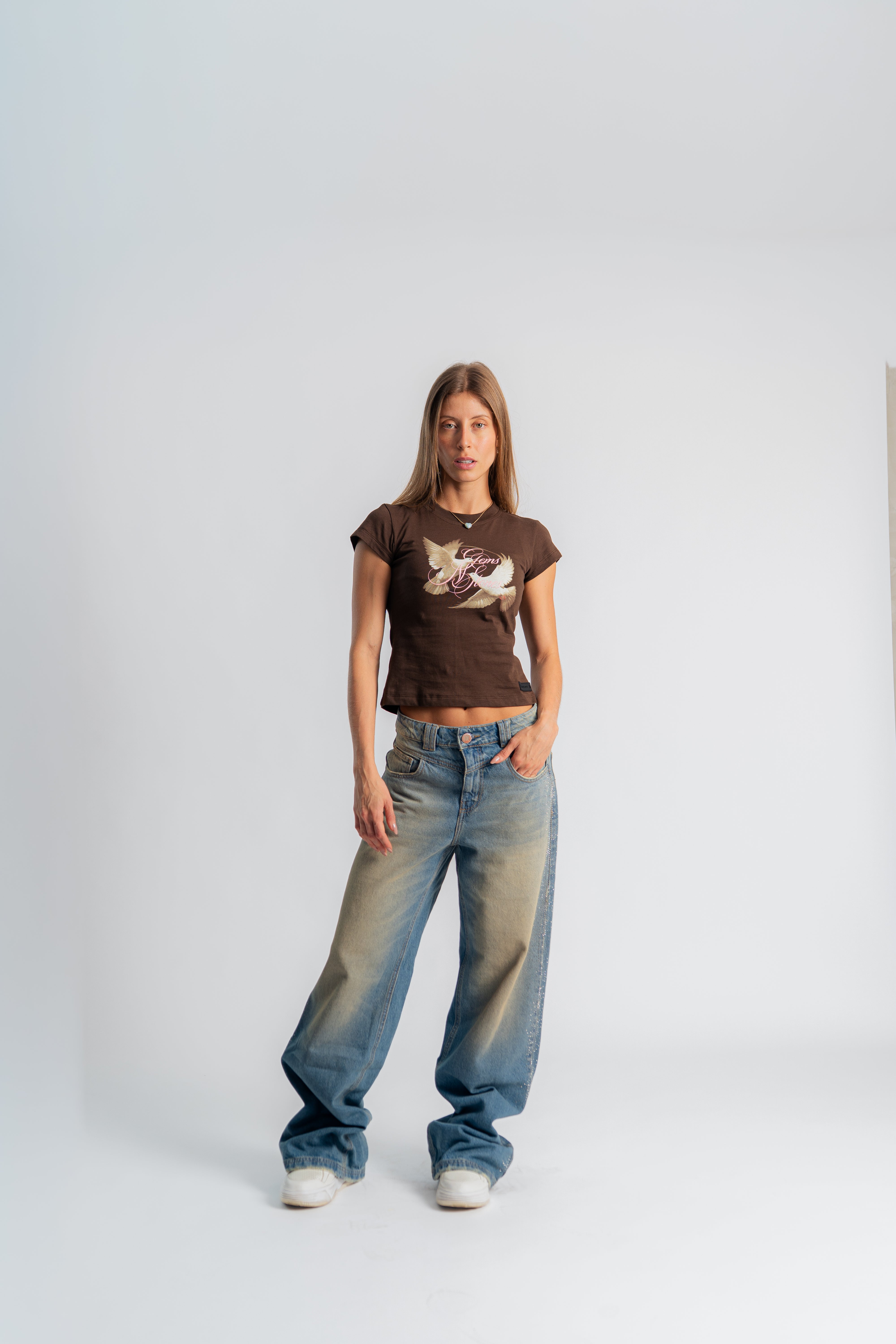 G&S Slim Baby Tee Café en modelo — AURUM 79