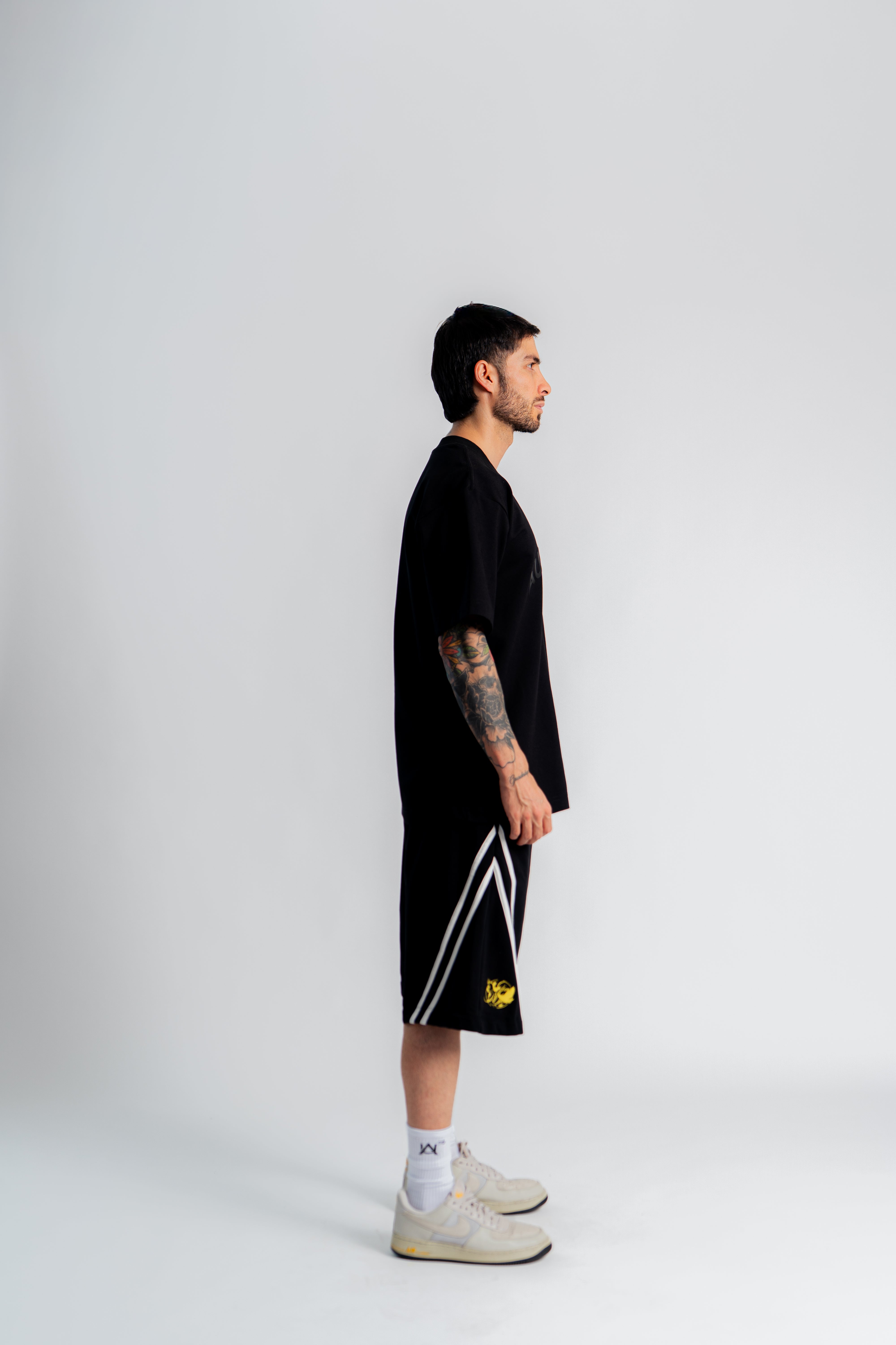 Gems B2B Oversized T-Shirt Negro en modelo — AURUM 79