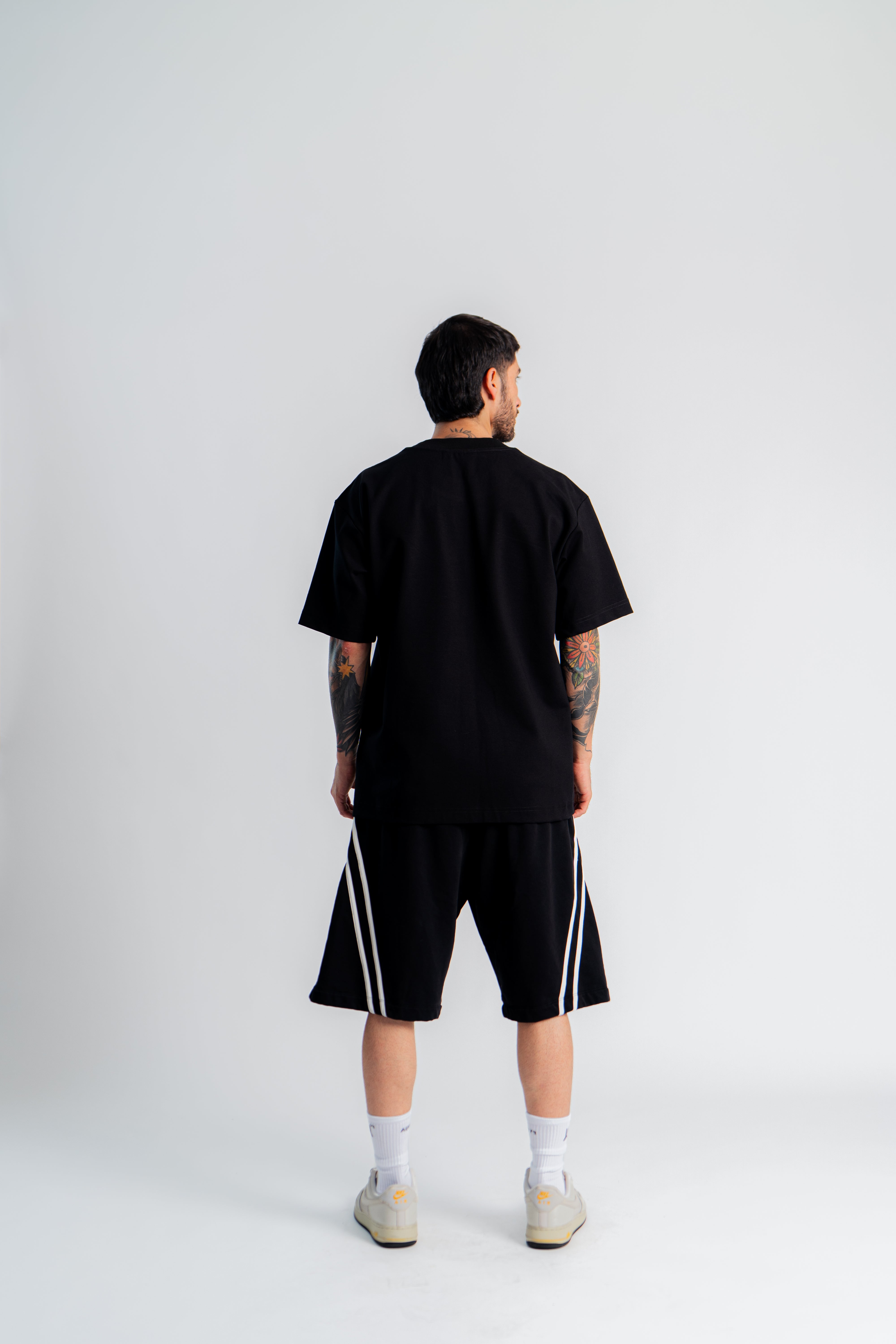 Gems B2B Oversized T-Shirt Negro en modelo — AURUM 79