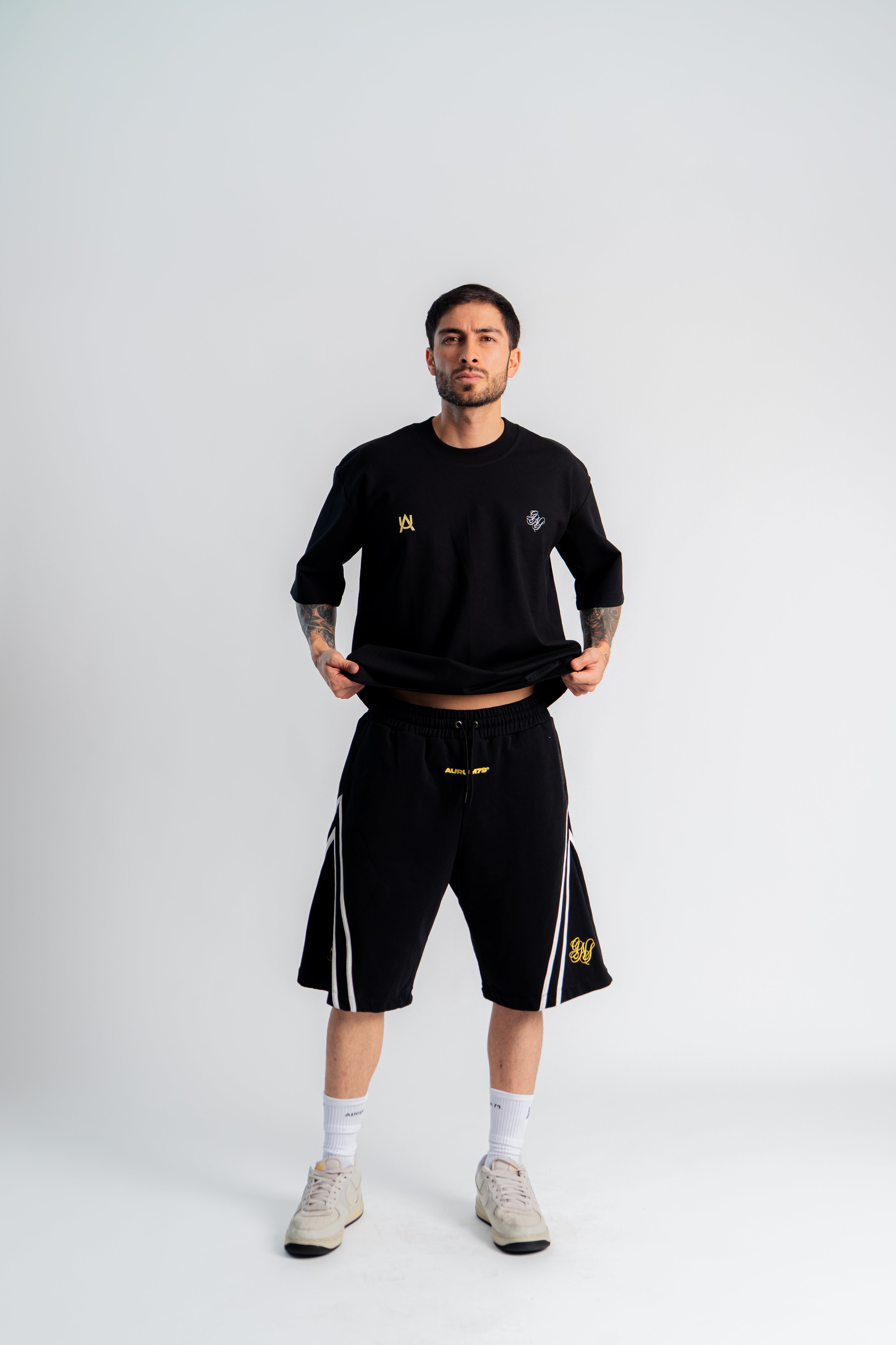 Gems Emblem Shorts Negro en modelo — AURUM 79