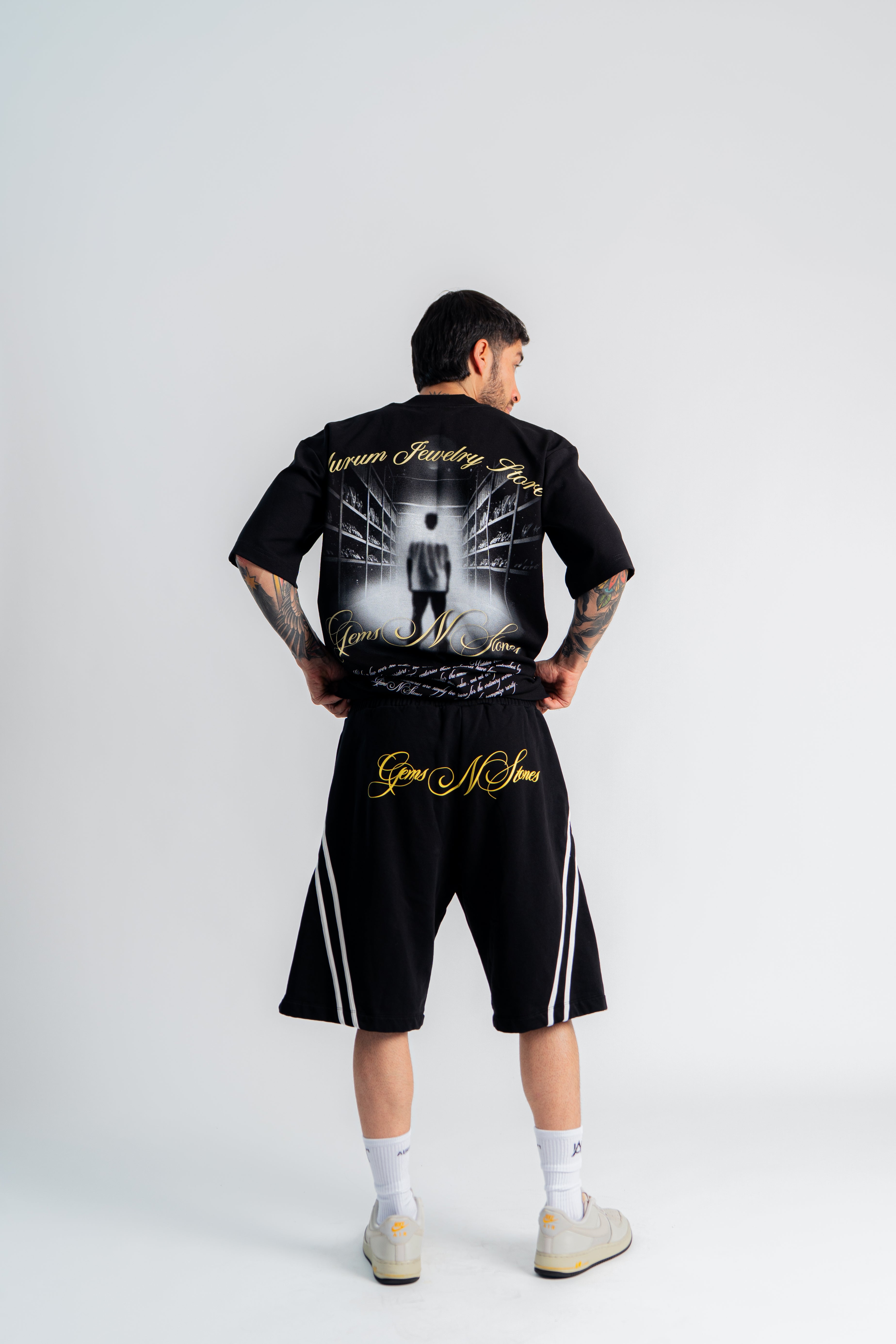 Gems Emblem Shorts Negro en modelo — AURUM 79