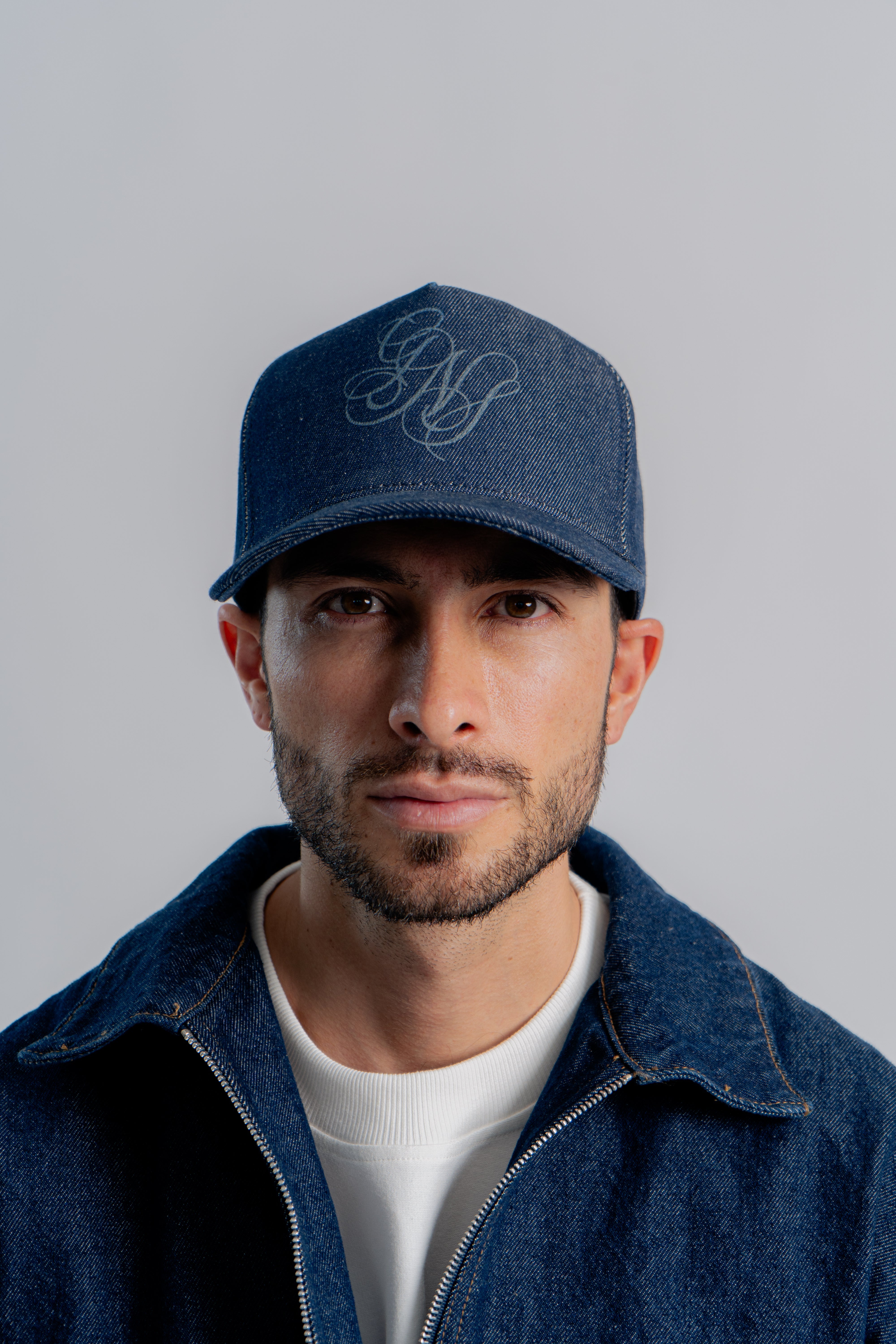 Gems Indigo Cap Azul en modelo — AURUM 79