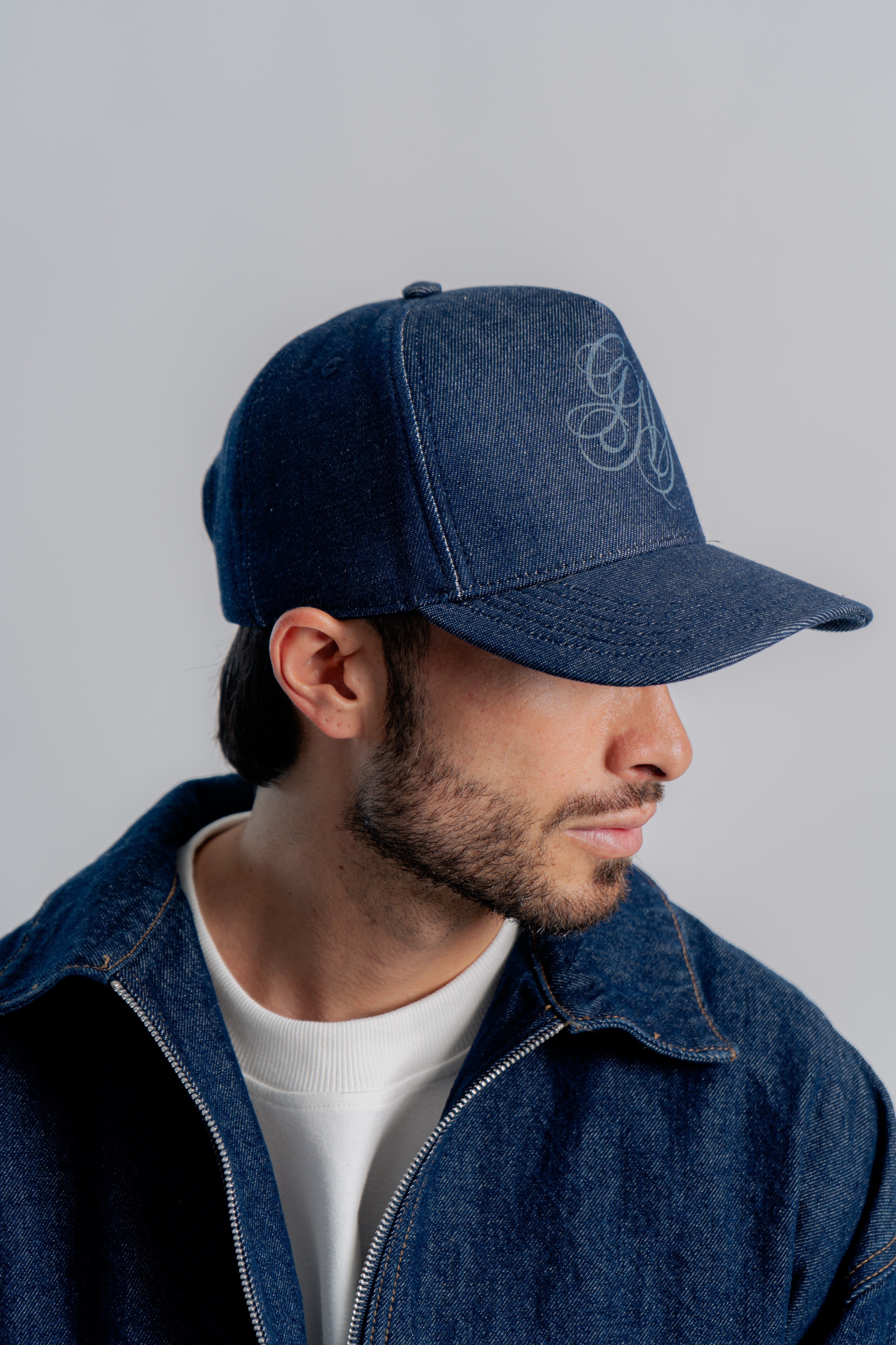 Gems Indigo Cap Azul en modelo — AURUM 79