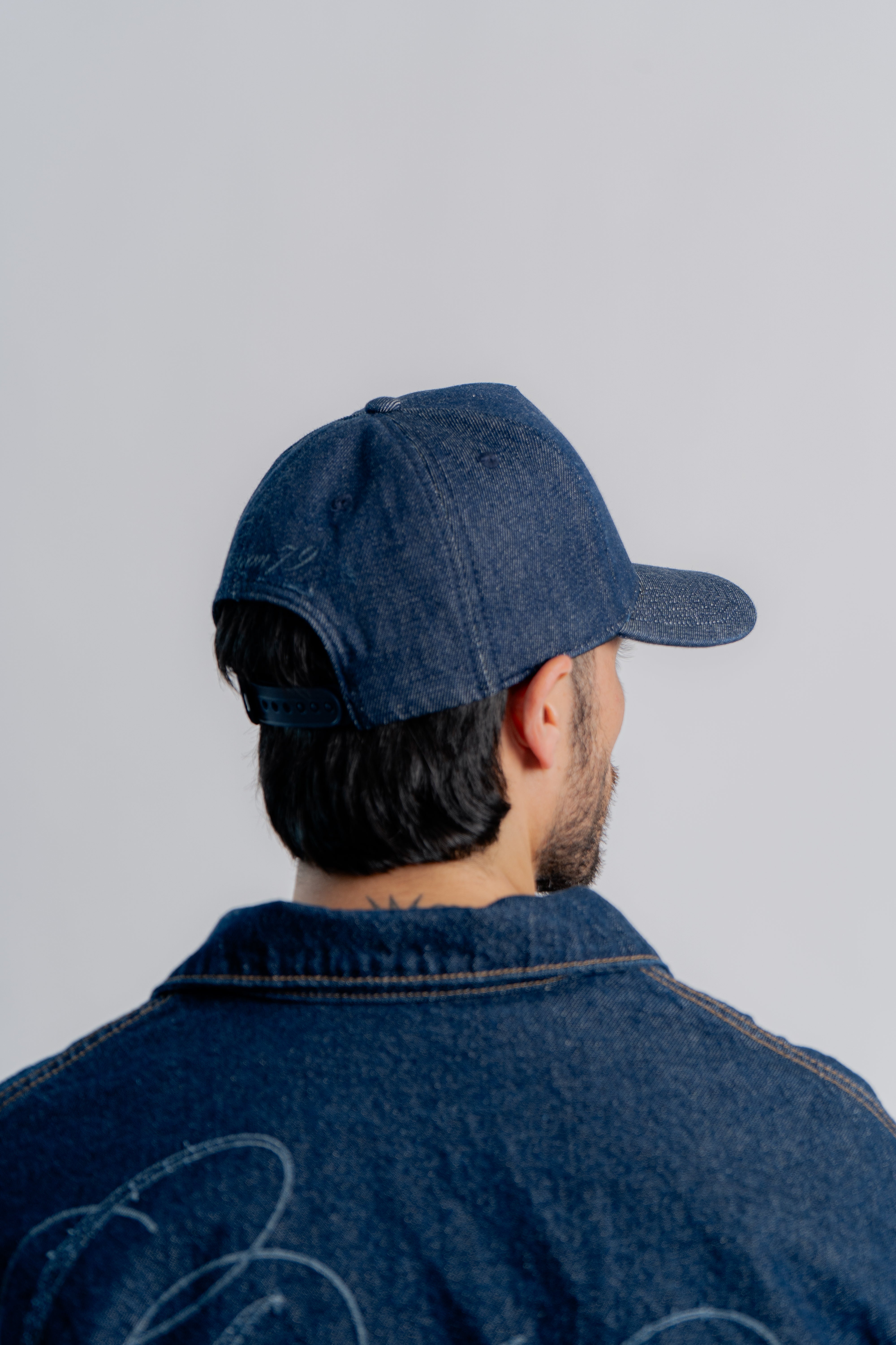 Gems Indigo Cap Azul en modelo — AURUM 79