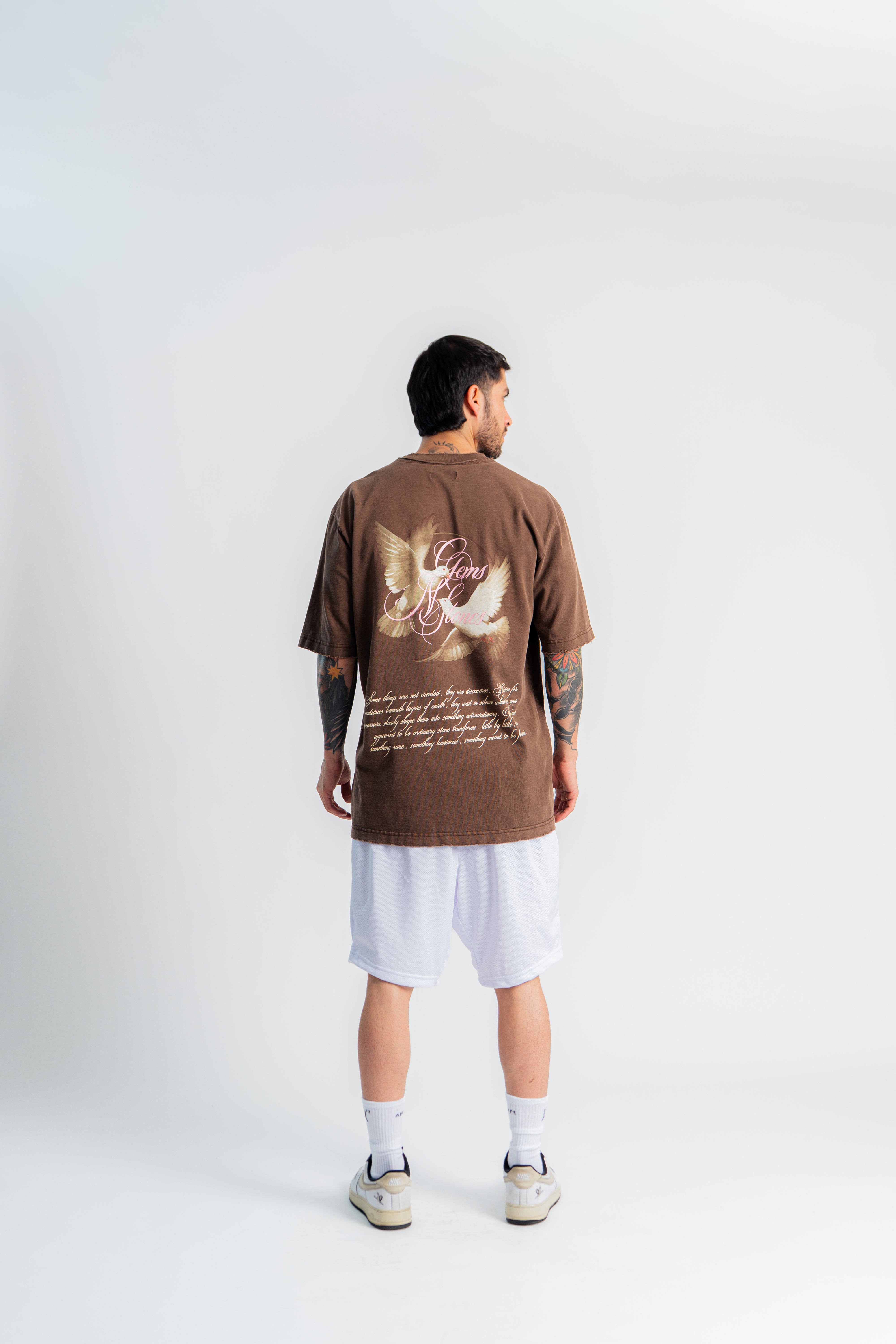 Gems Pigeons Oversized T-Shirt Café en modelo — AURUM 79