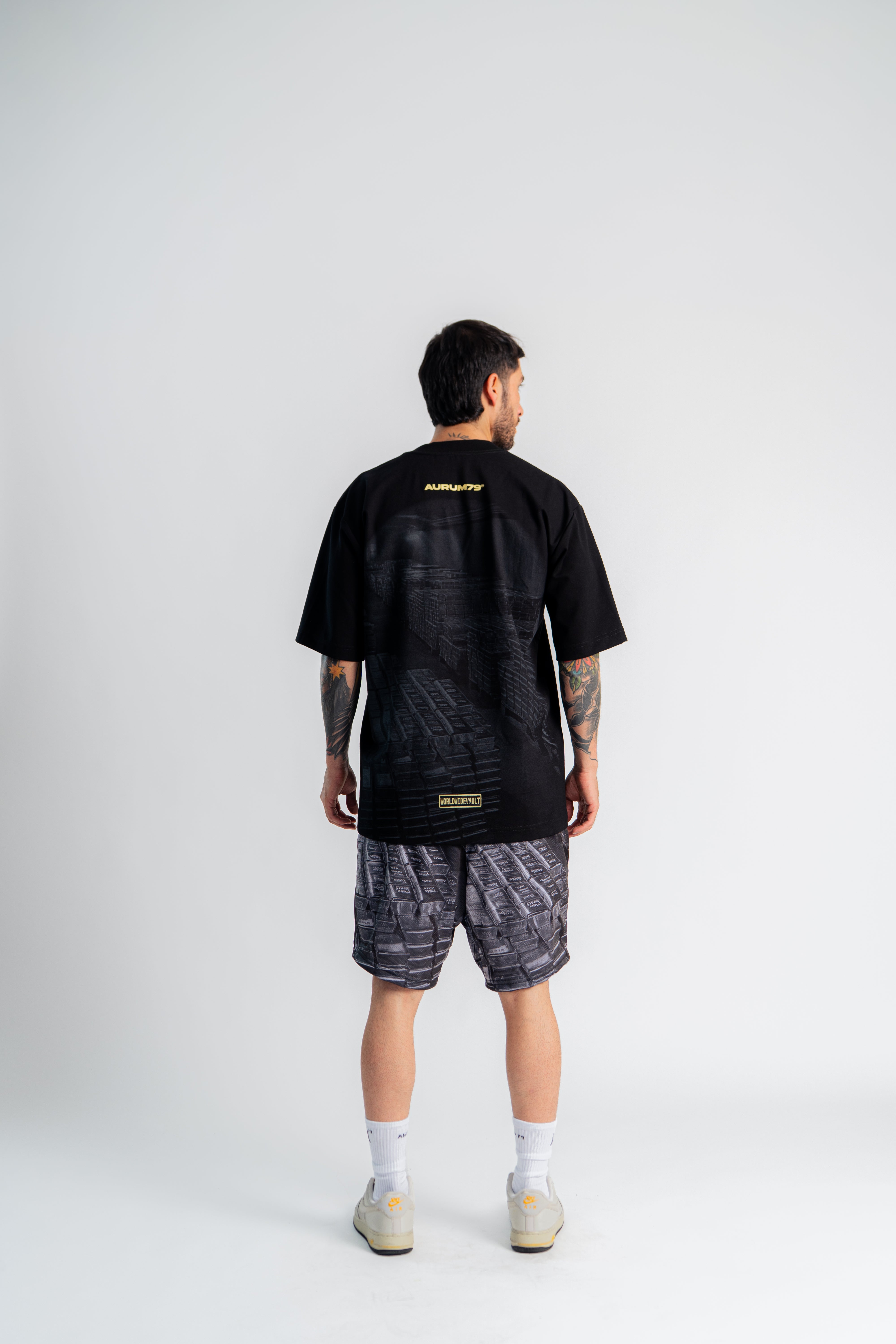 Gold Vault Oversized T-Shirt Negro en modelo — AURUM 79
