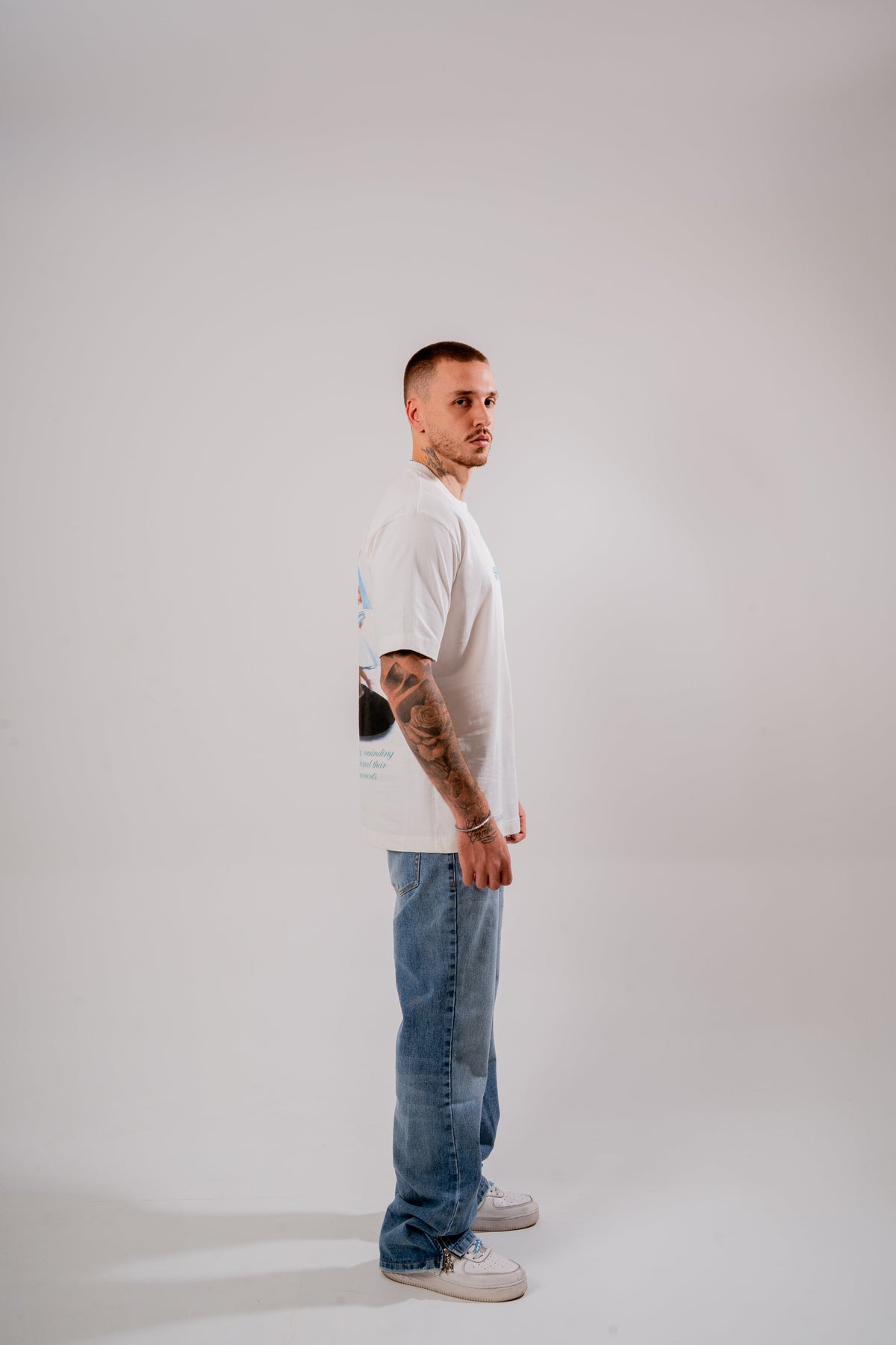 Golden Era Semi Oversized T-Shirt Marfil en modelo — AURUM 79