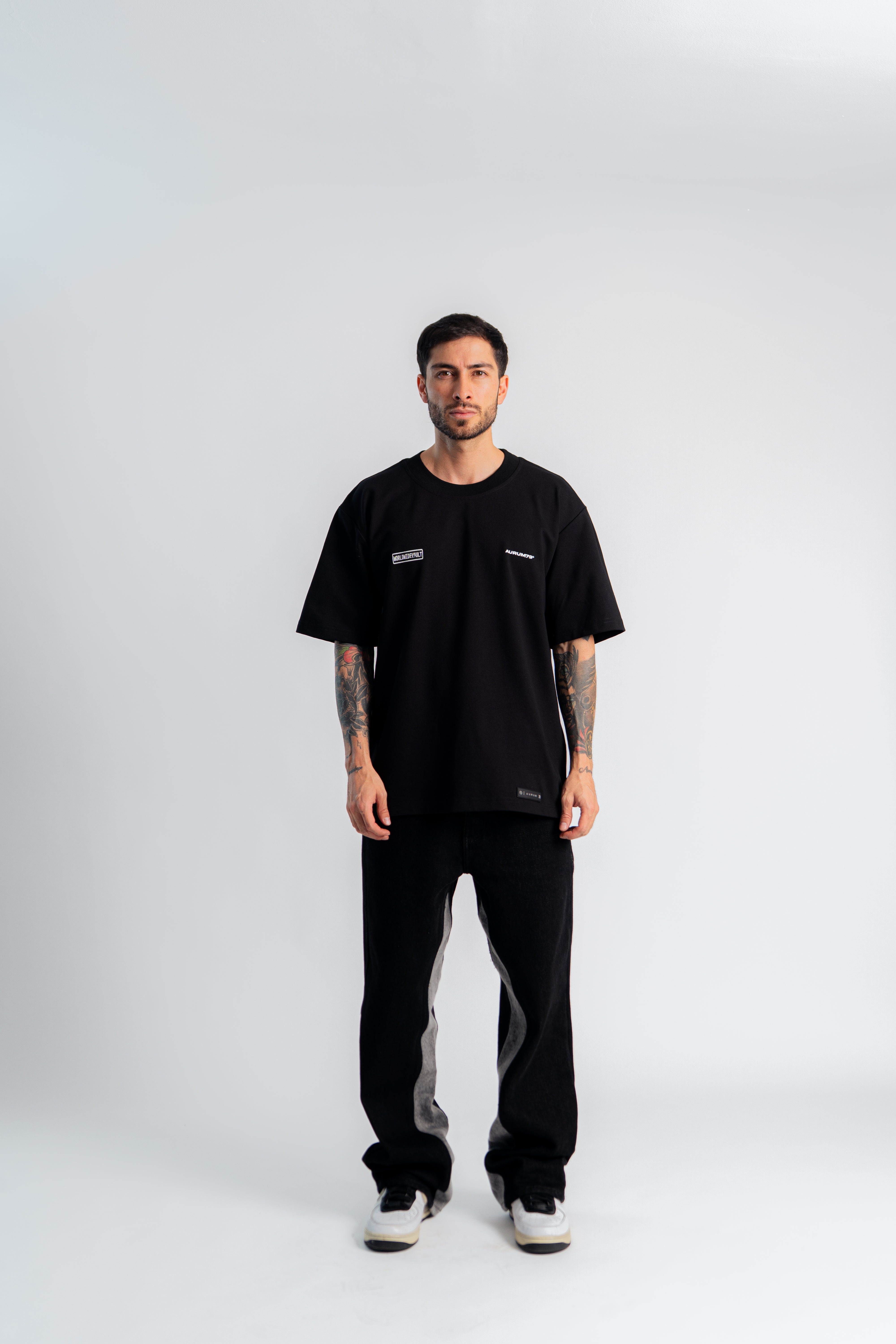 Got Jewels Oversized T-Shirt Negro en modelo — AURUM 79