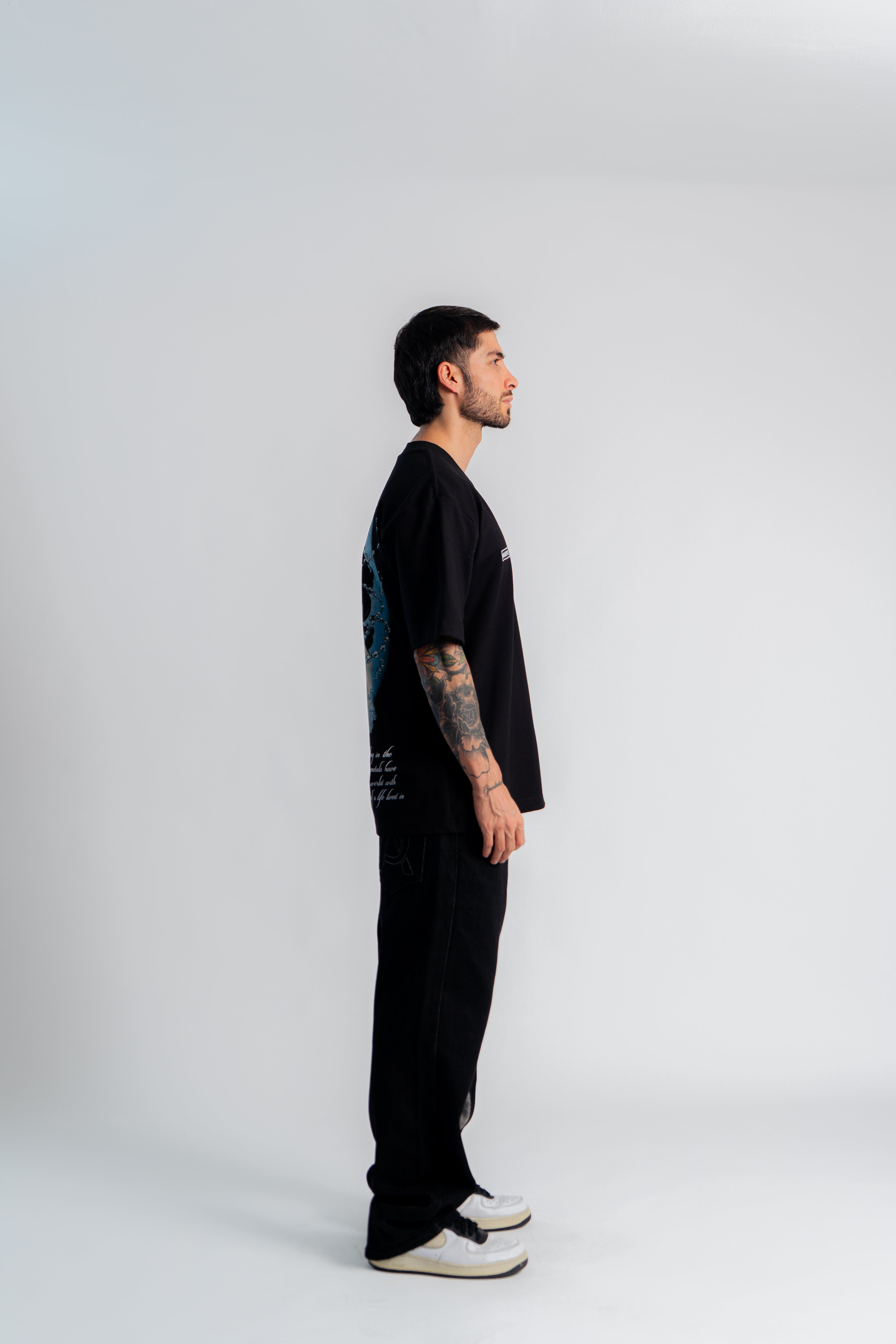 Got Jewels Oversized T-Shirt Negro en modelo — AURUM 79