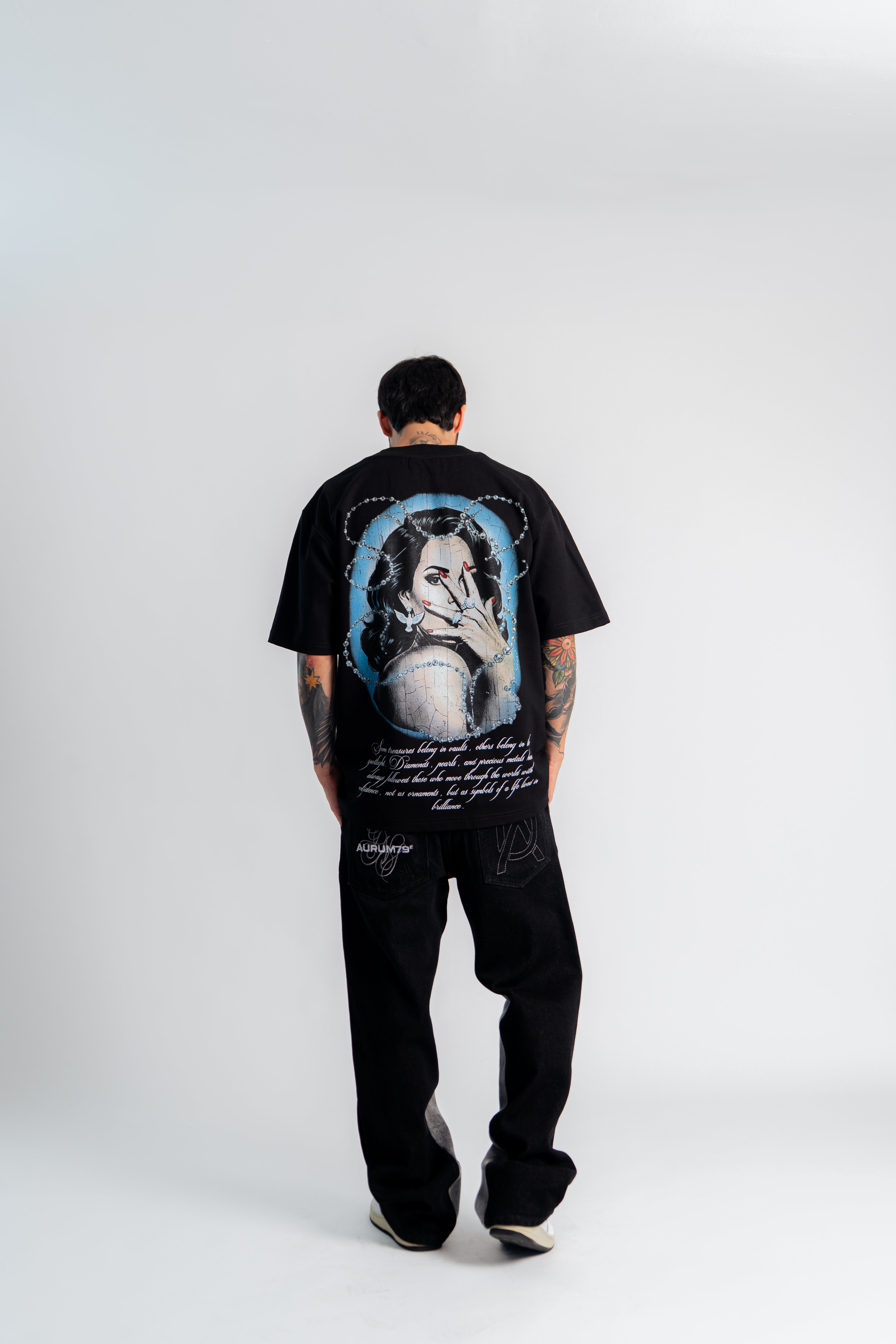 Got Jewels Oversized T-Shirt Negro en modelo — AURUM 79