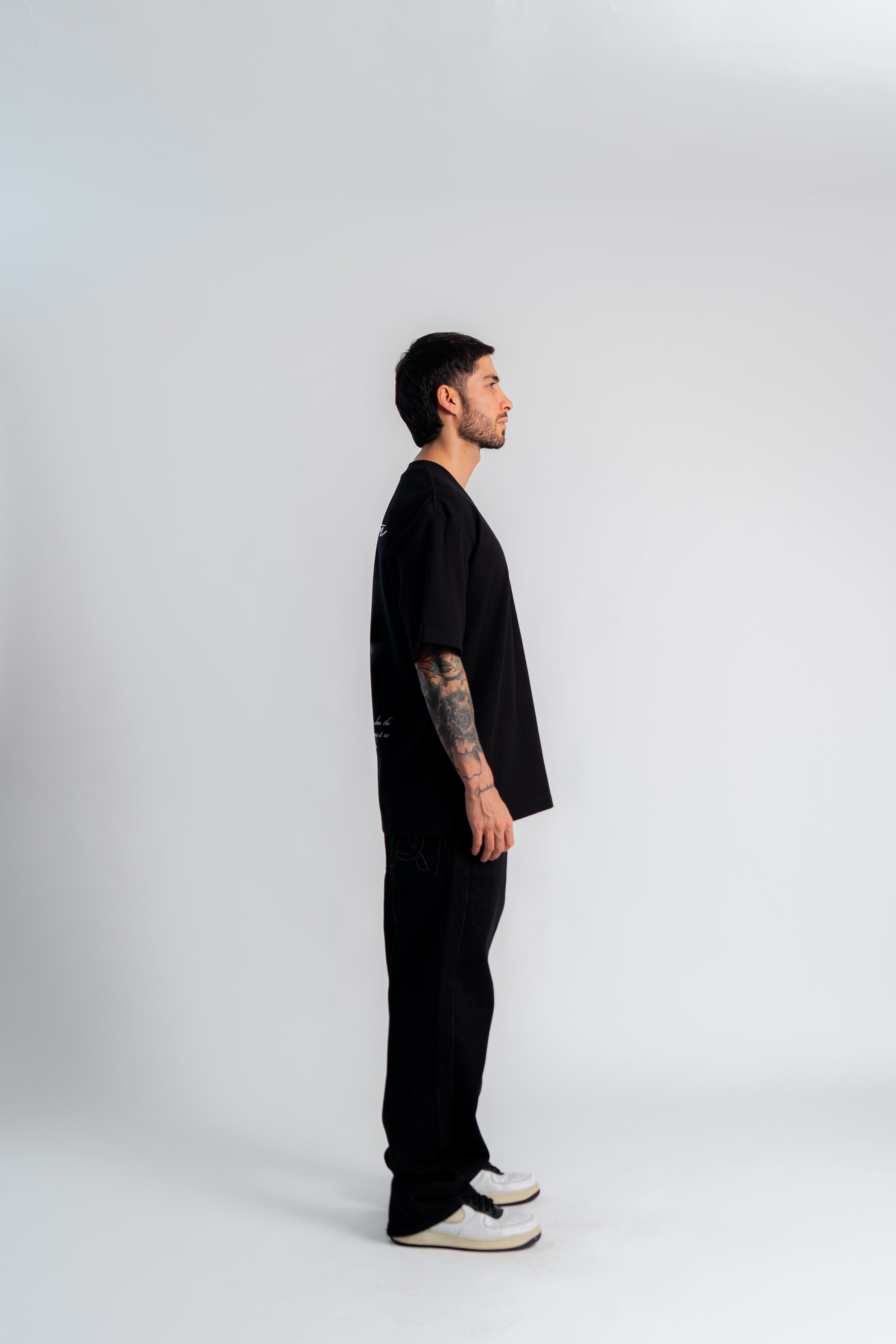 Grillz Teeth Oversized T-Shirt Negro en modelo — AURUM 79