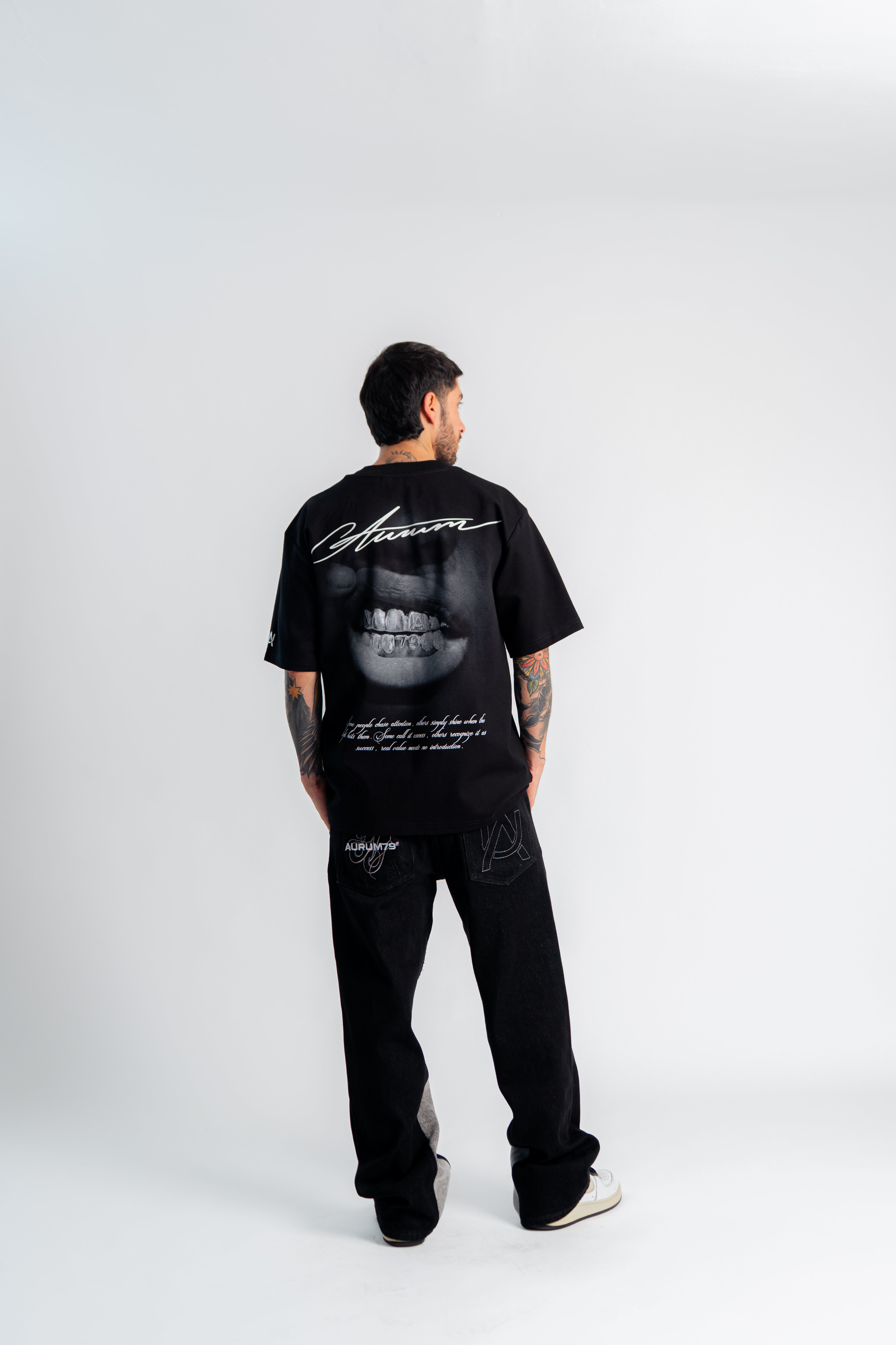 Grillz Teeth Oversized T-Shirt Negro en modelo — AURUM 79