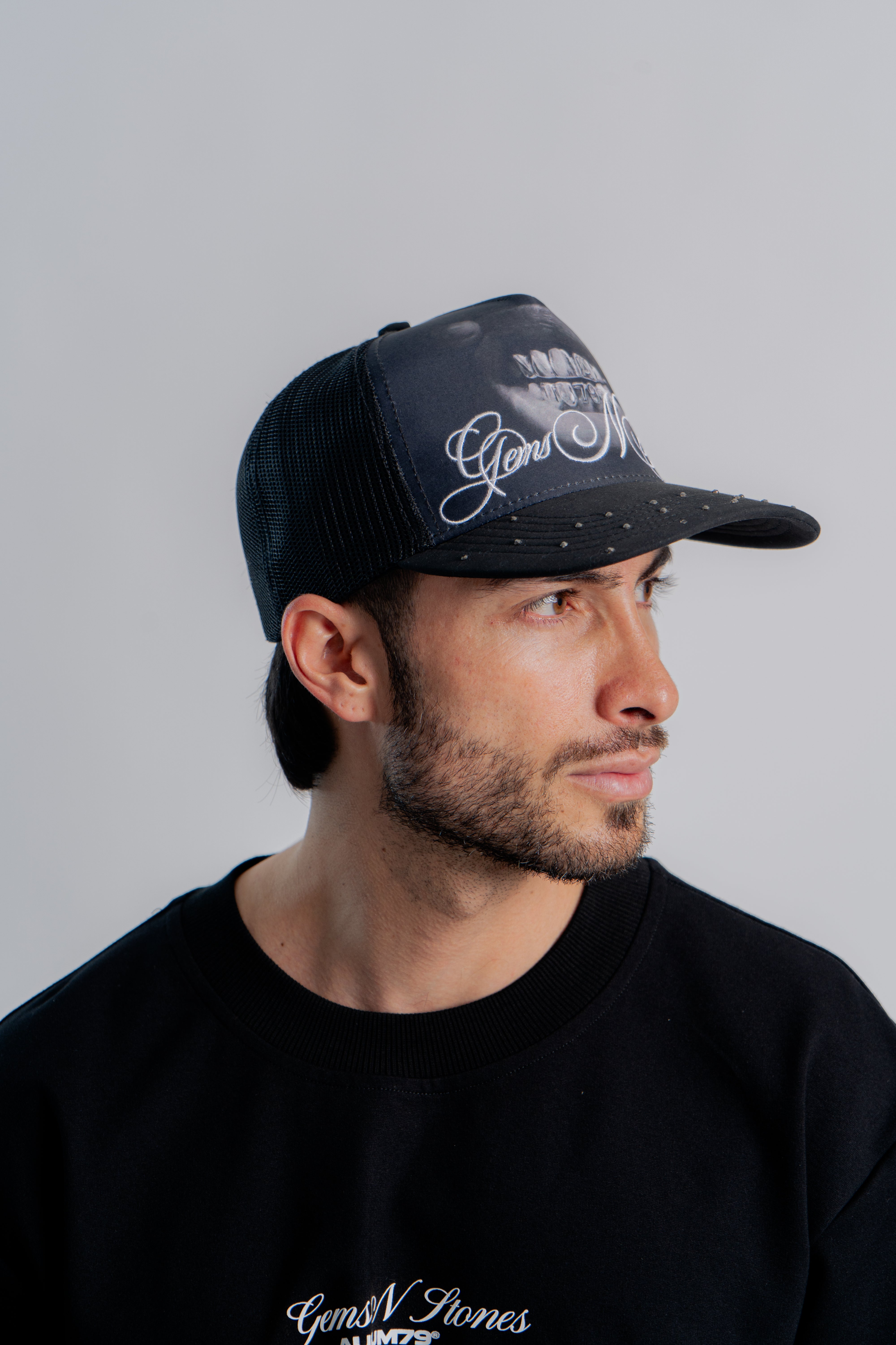 Grillz Trucker Cap Negro en modelo — AURUM 79