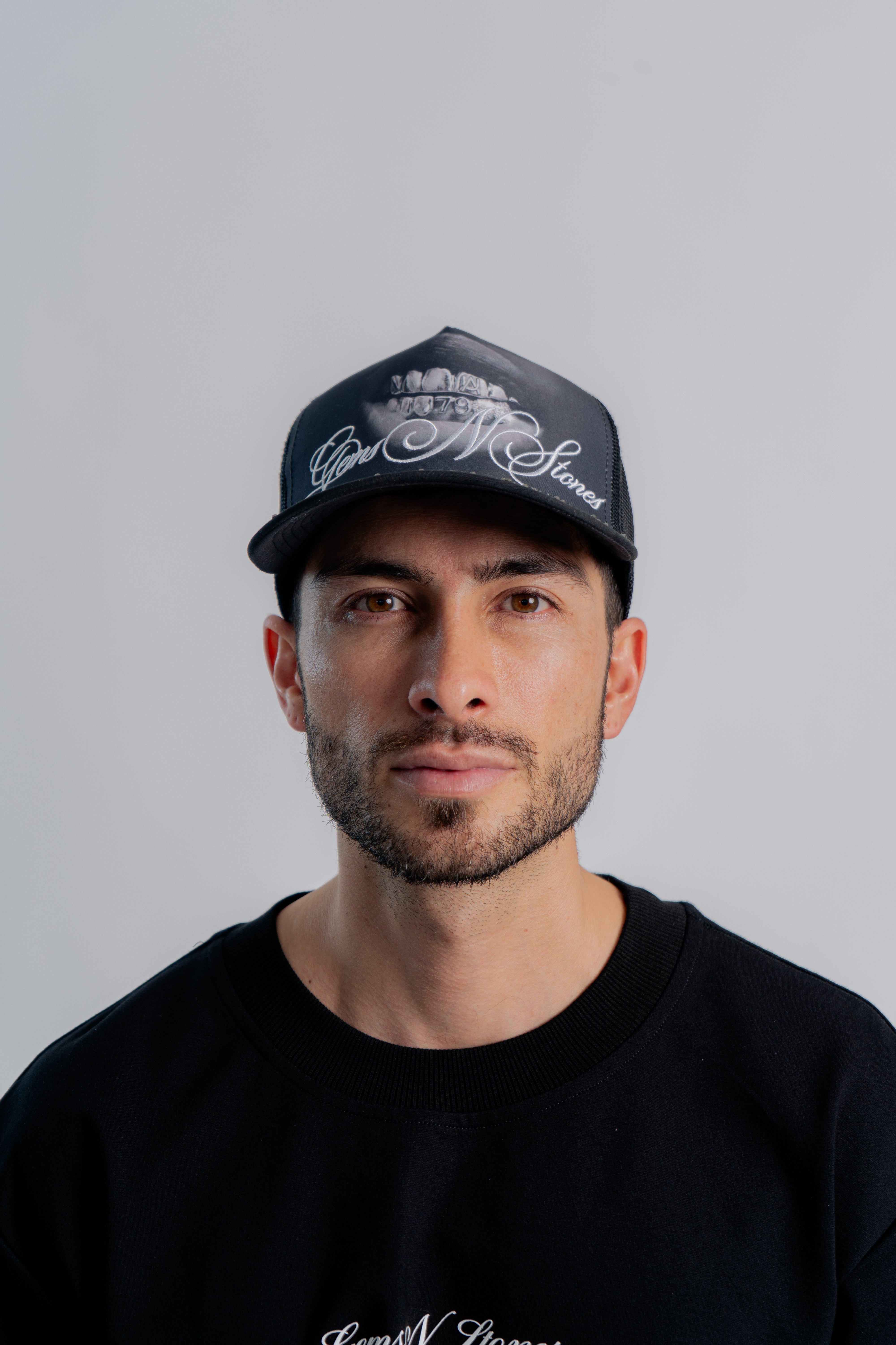 Grillz Trucker Cap Negro en modelo — AURUM 79
