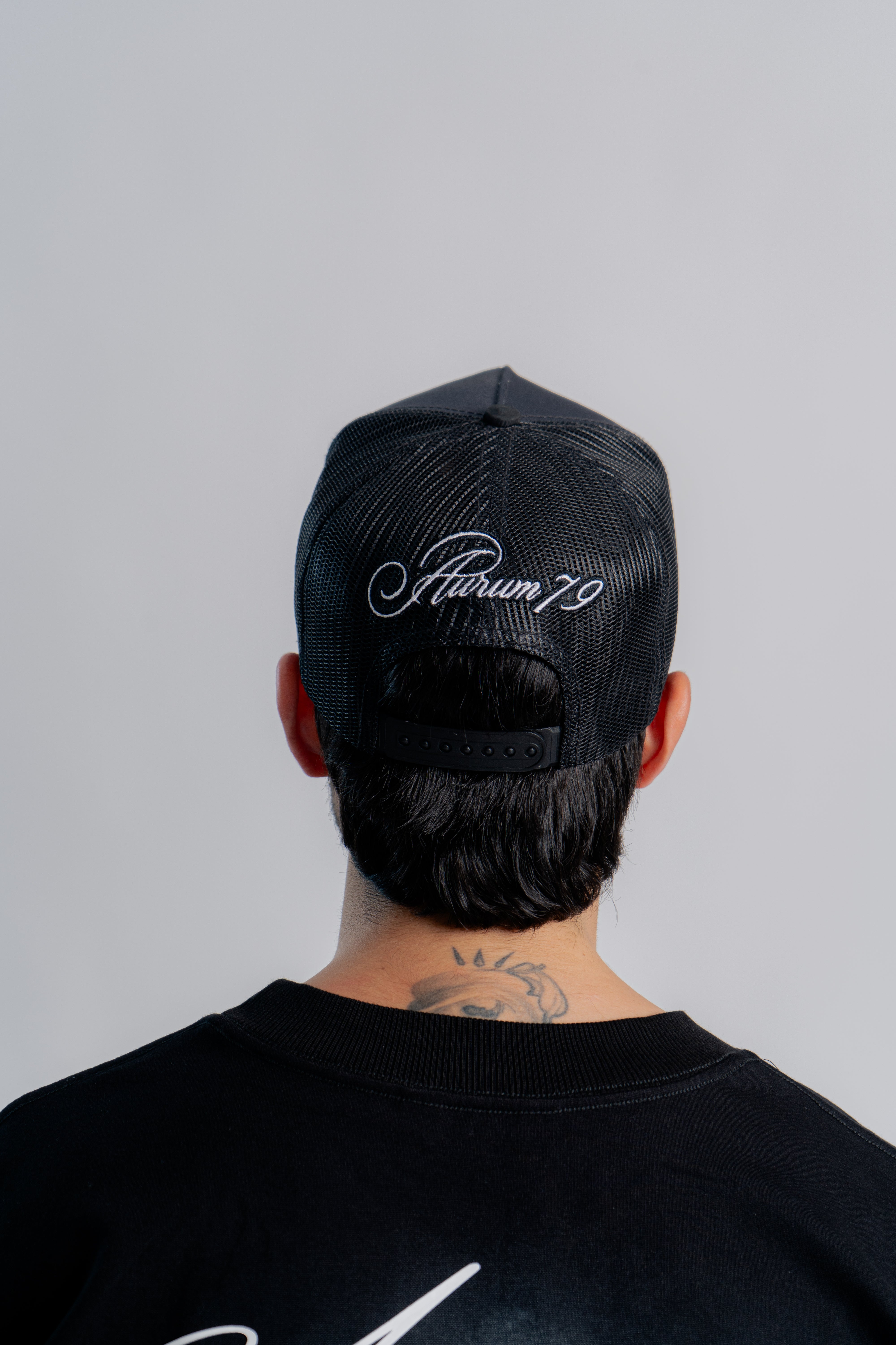 Grillz Trucker Cap Negro en modelo — AURUM 79