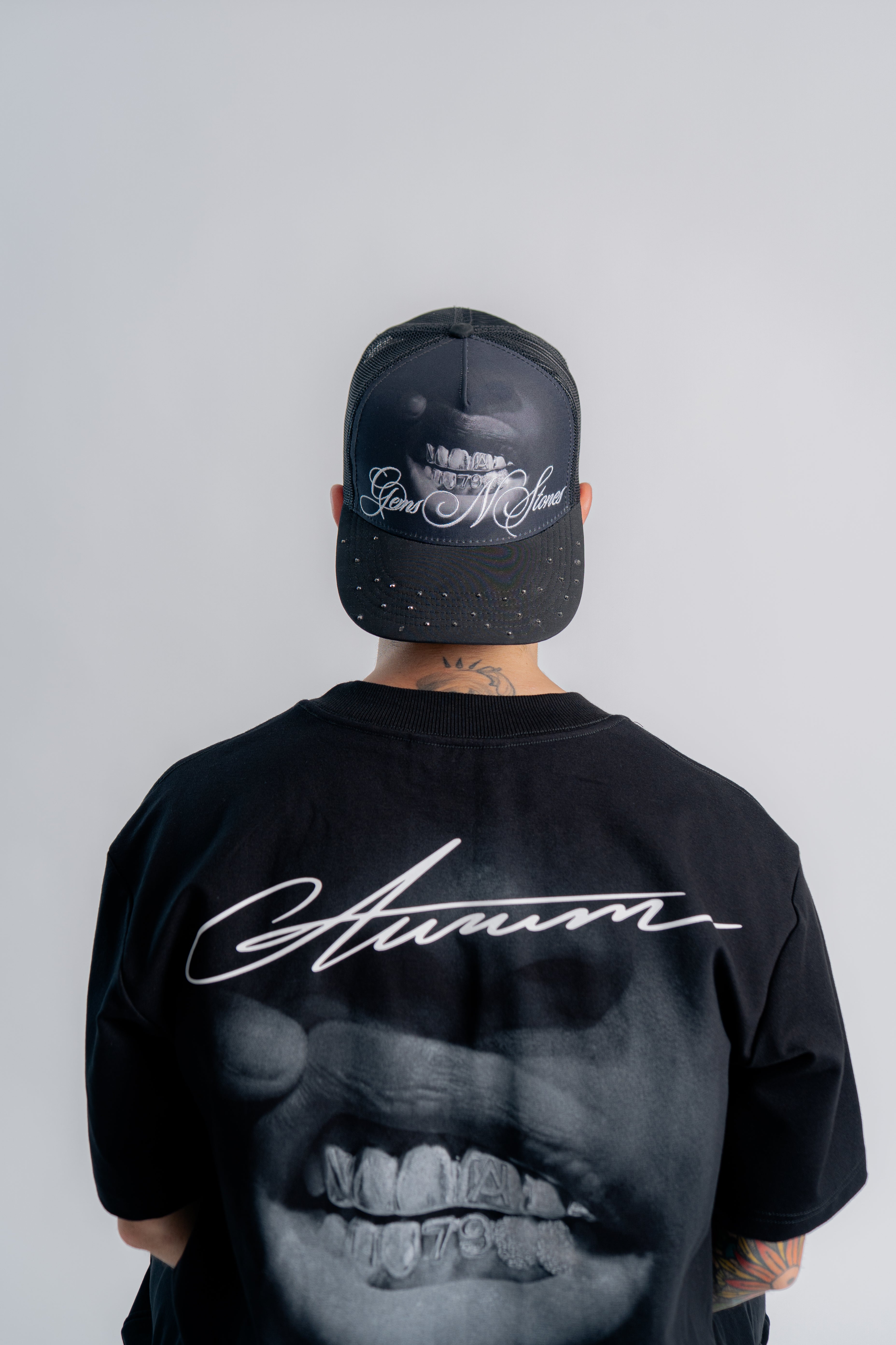 Grillz Trucker Cap Negro en modelo — AURUM 79