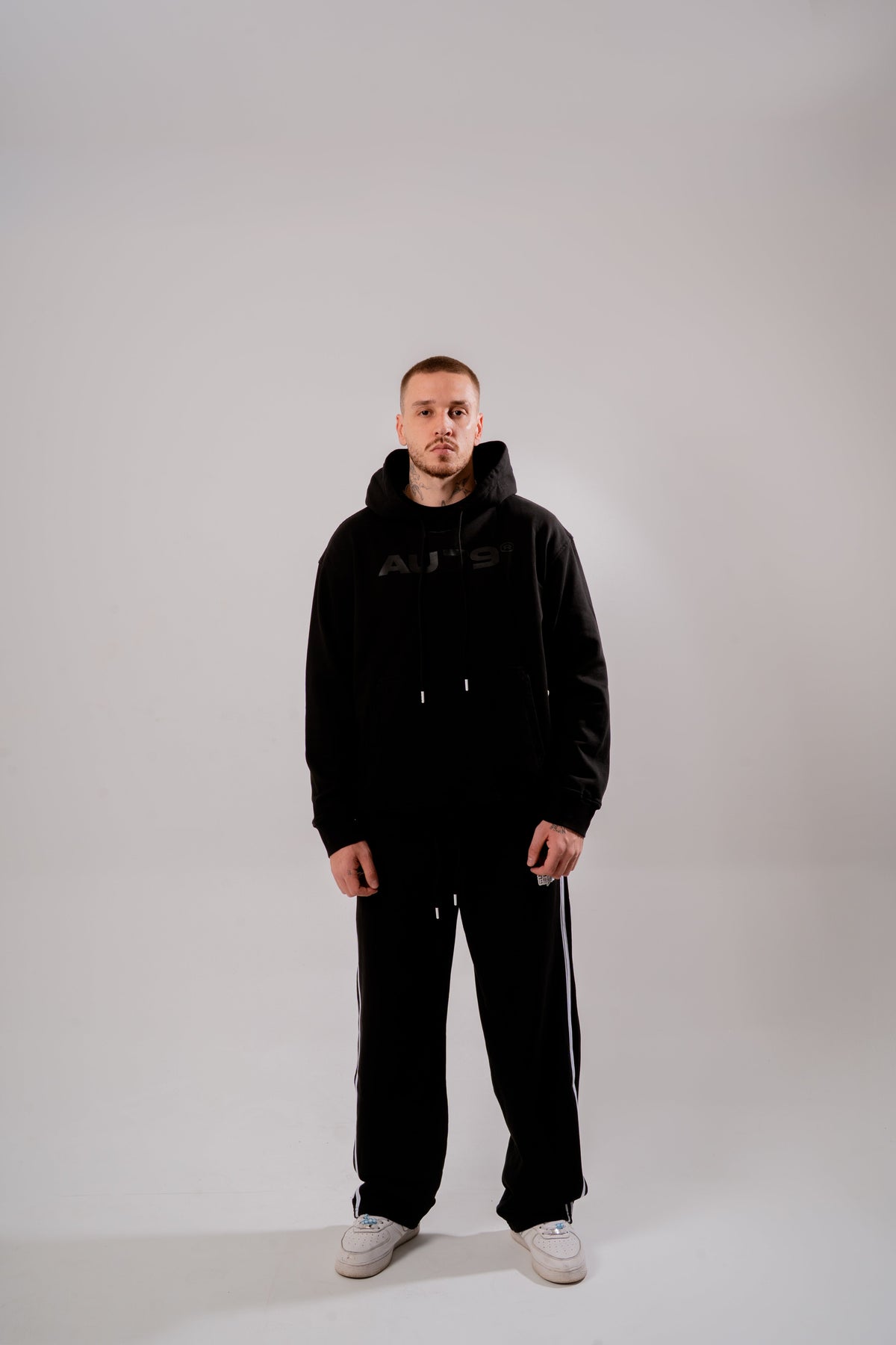 Hoodie Boxy Fit Timeless Negro en modelo — AURUM 79