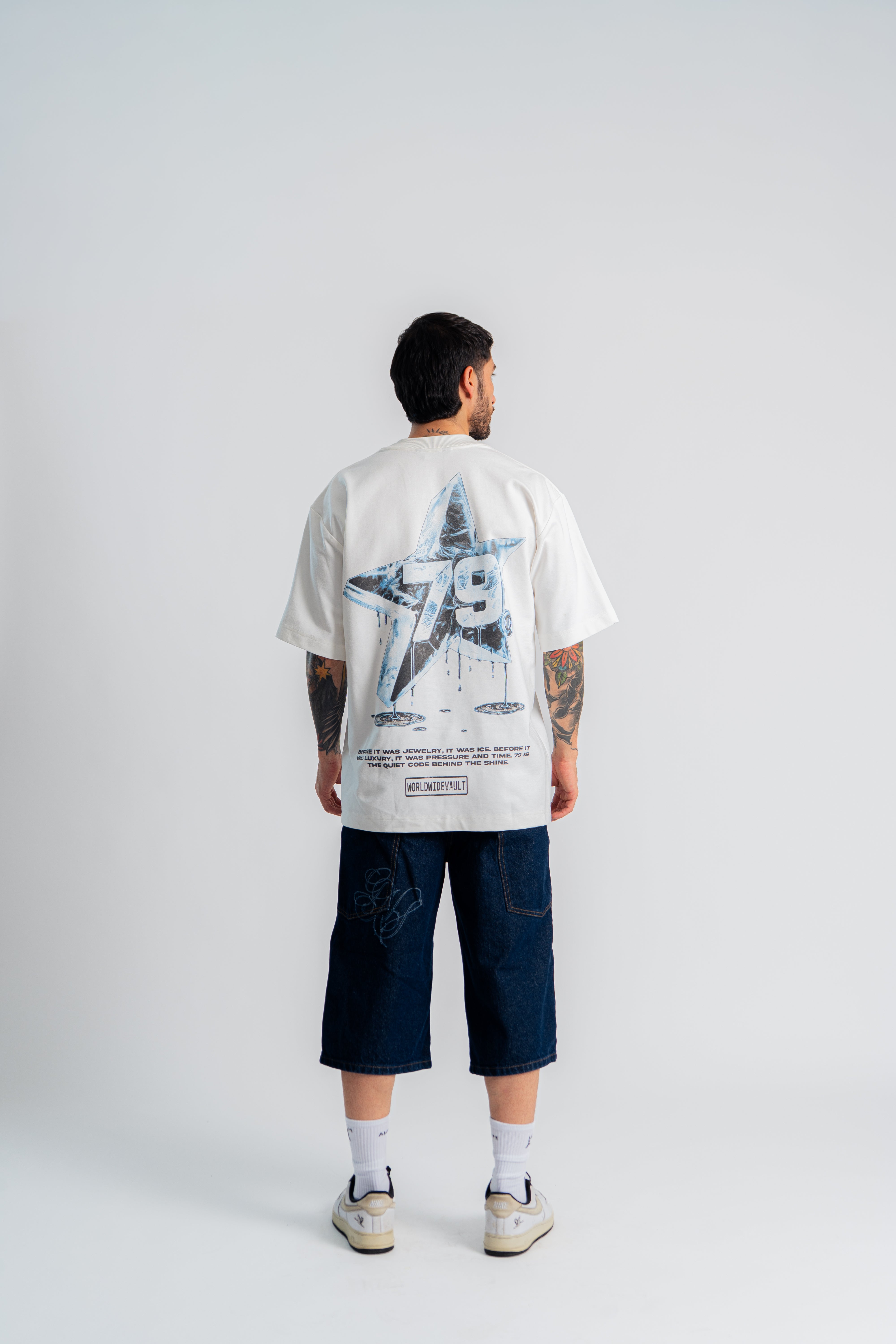 Iced Star Oversized T-Shirt Marfil en modelo — AURUM 79