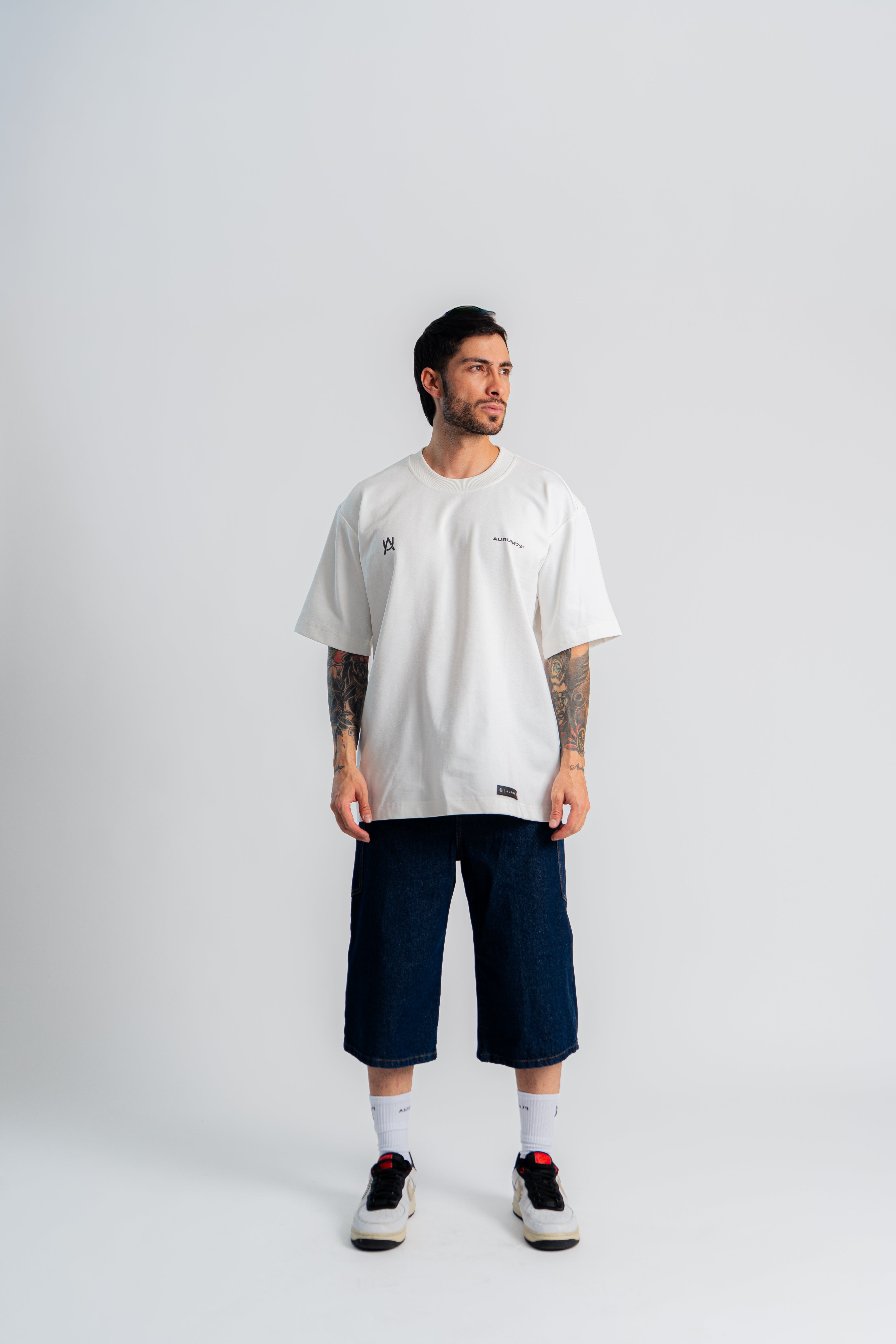 Iced Star Oversized T-Shirt Marfil en modelo — AURUM 79