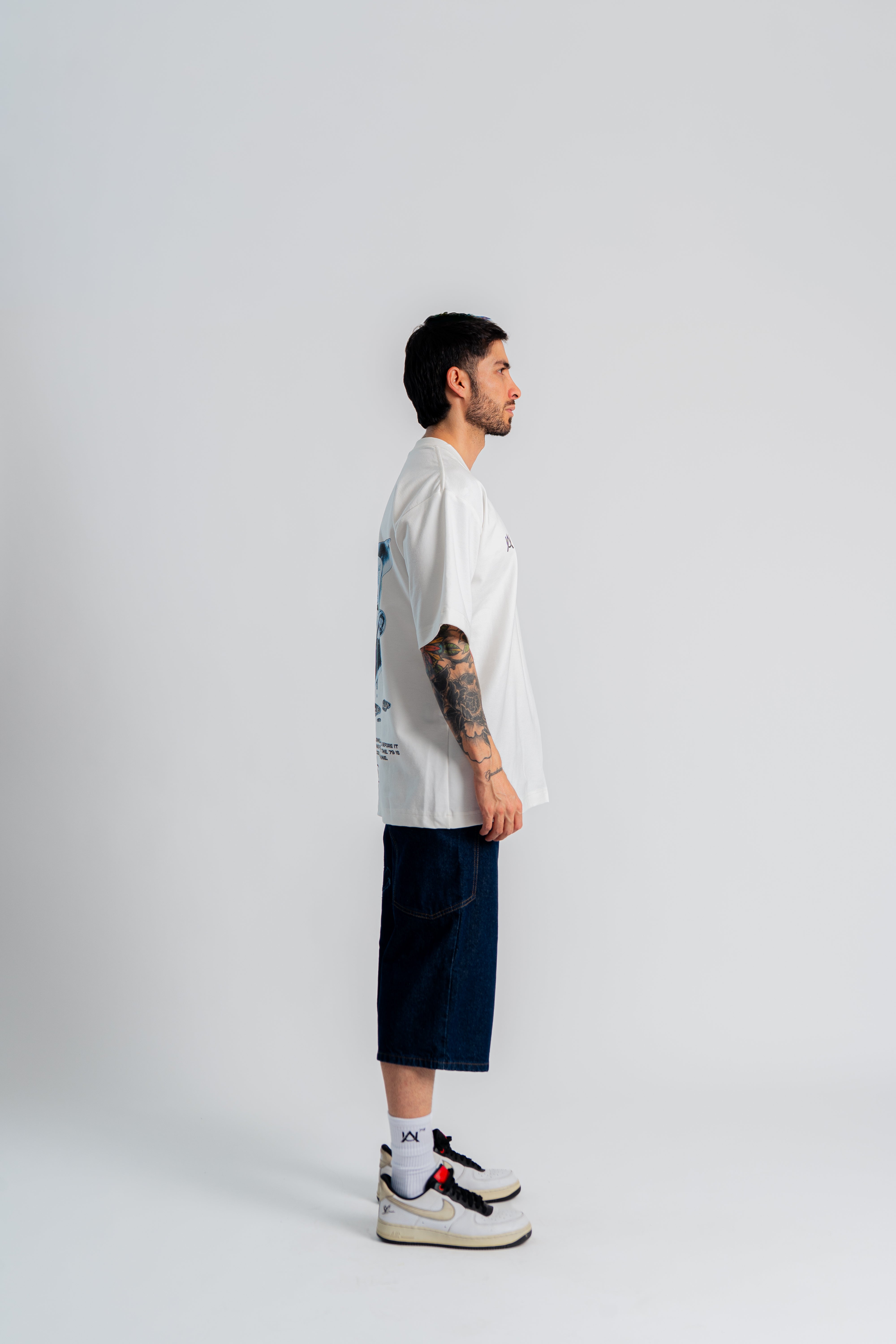 Iced Star Oversized T-Shirt Marfil en modelo — AURUM 79