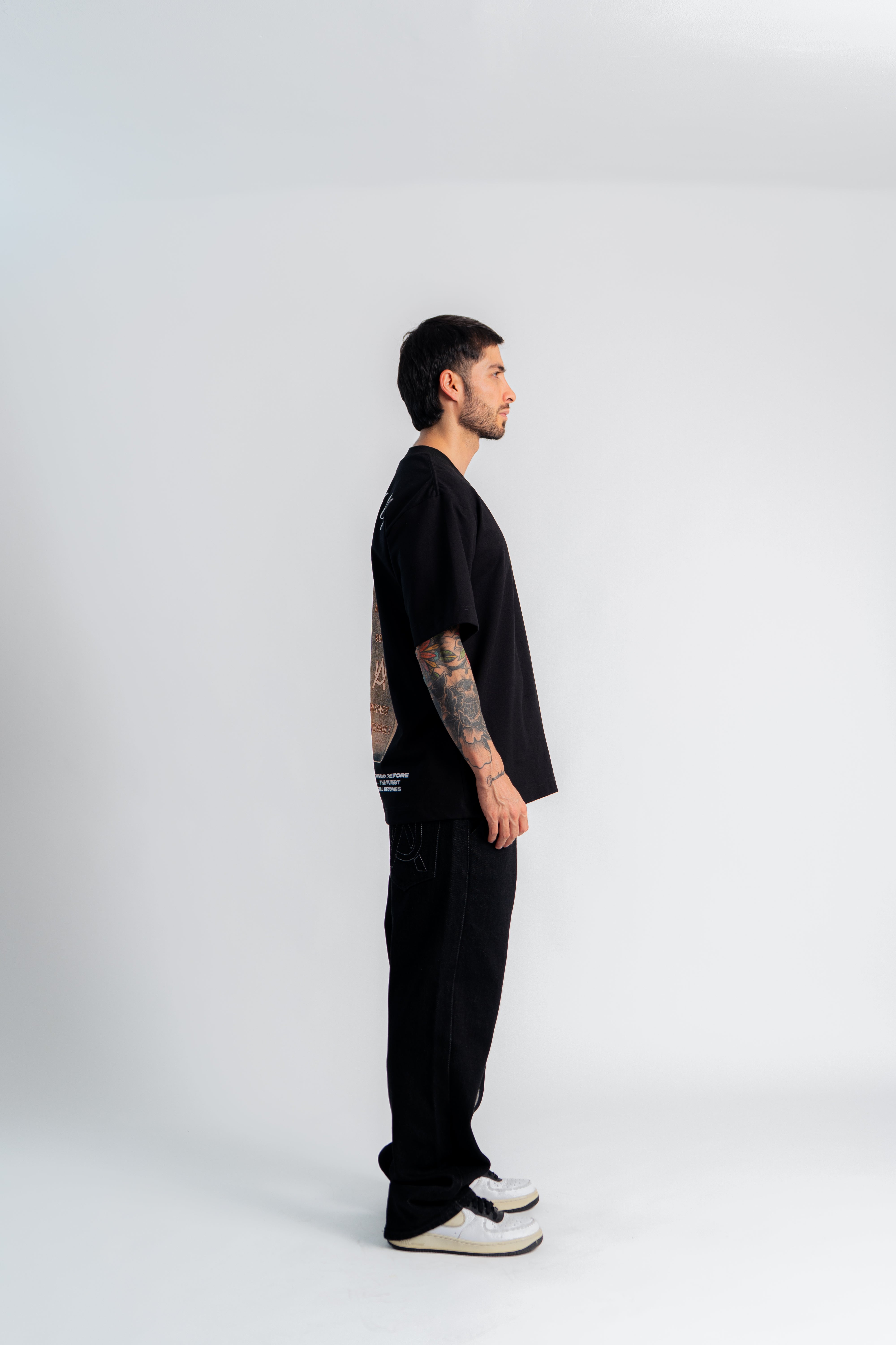 Ingot Oversized T-Shirt Negro en modelo — AURUM 79