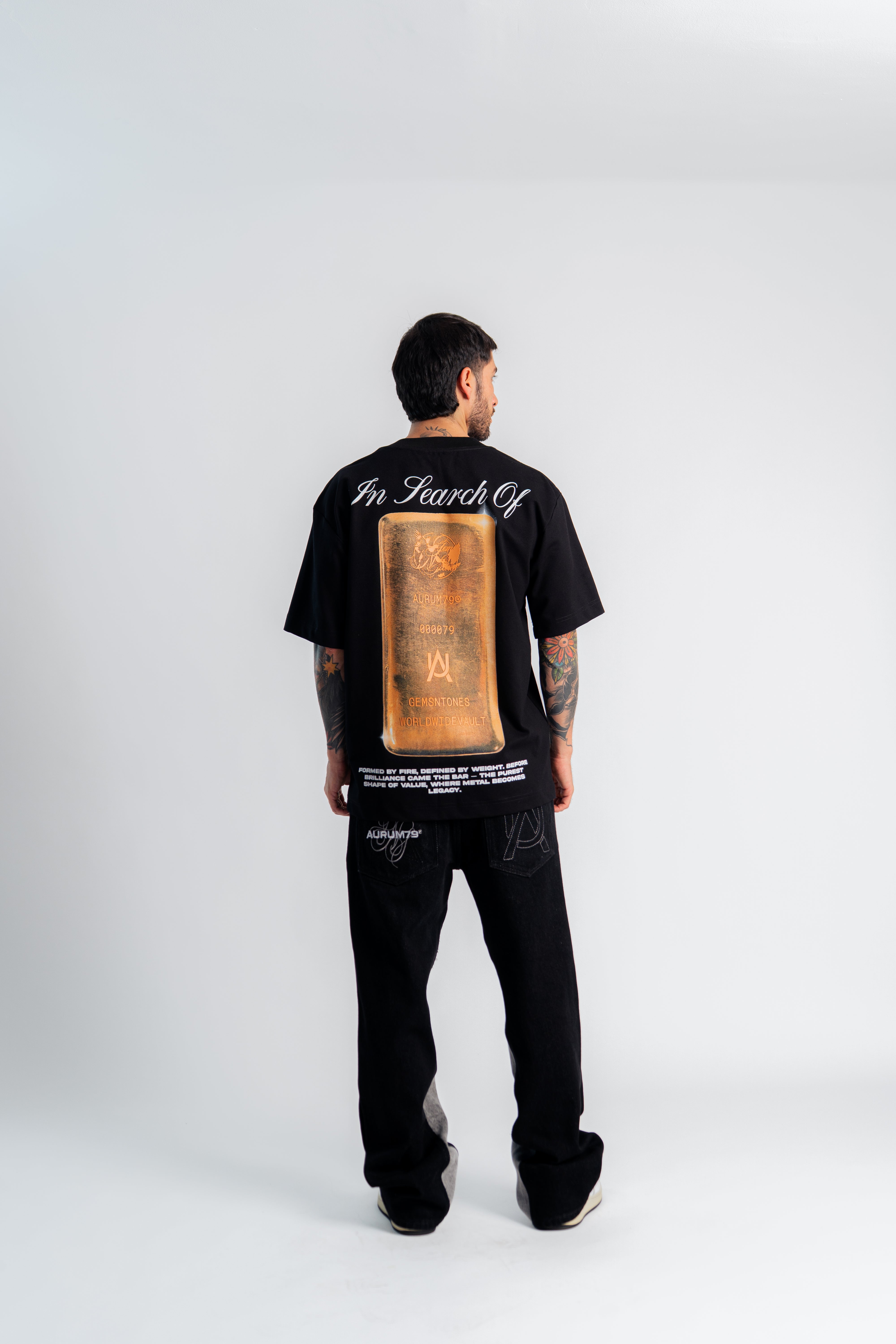 Ingot Oversized T-Shirt Negro en modelo — AURUM 79