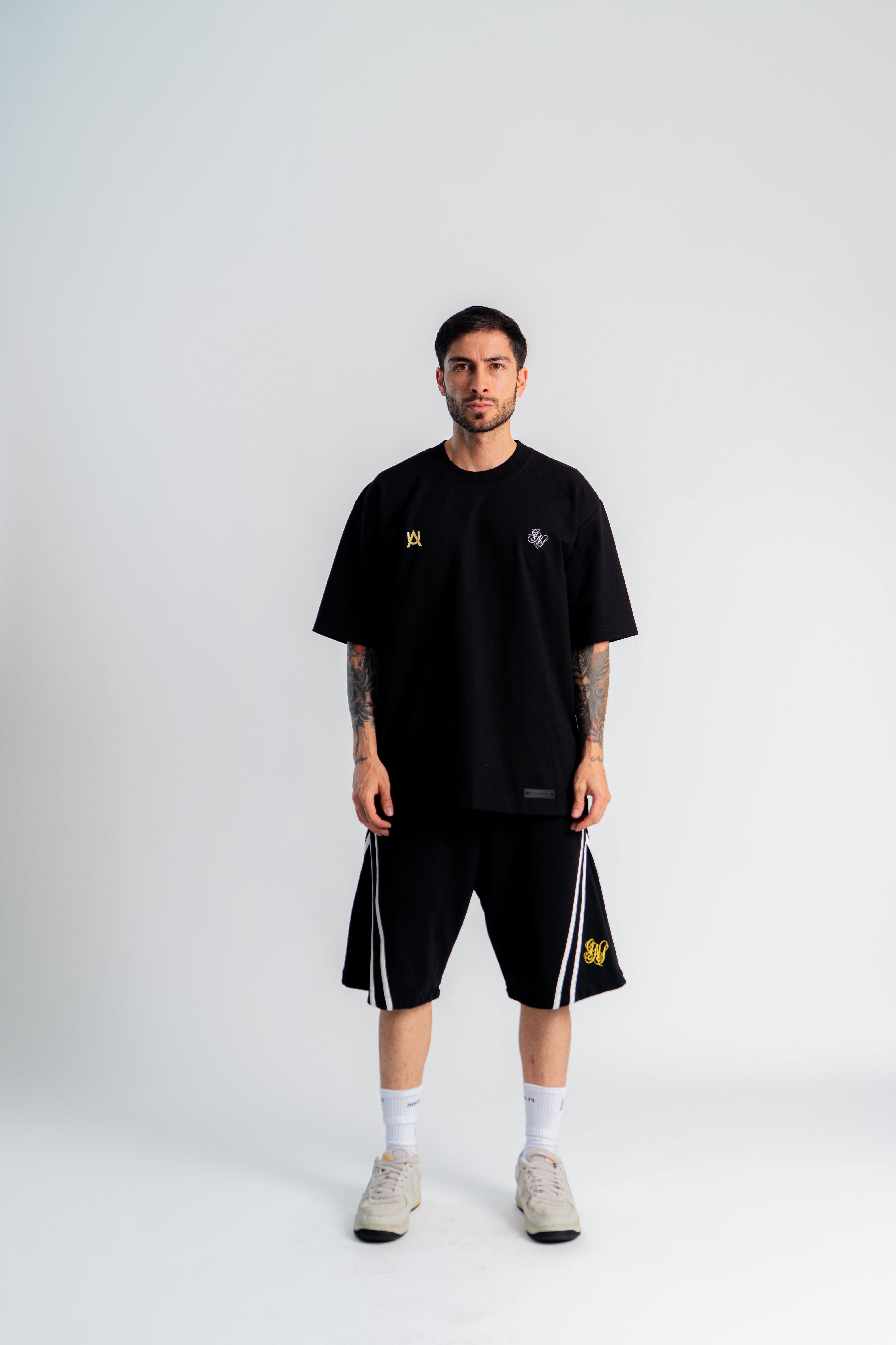 Jewerly Oversized T-Shirt Negro en modelo — AURUM 79