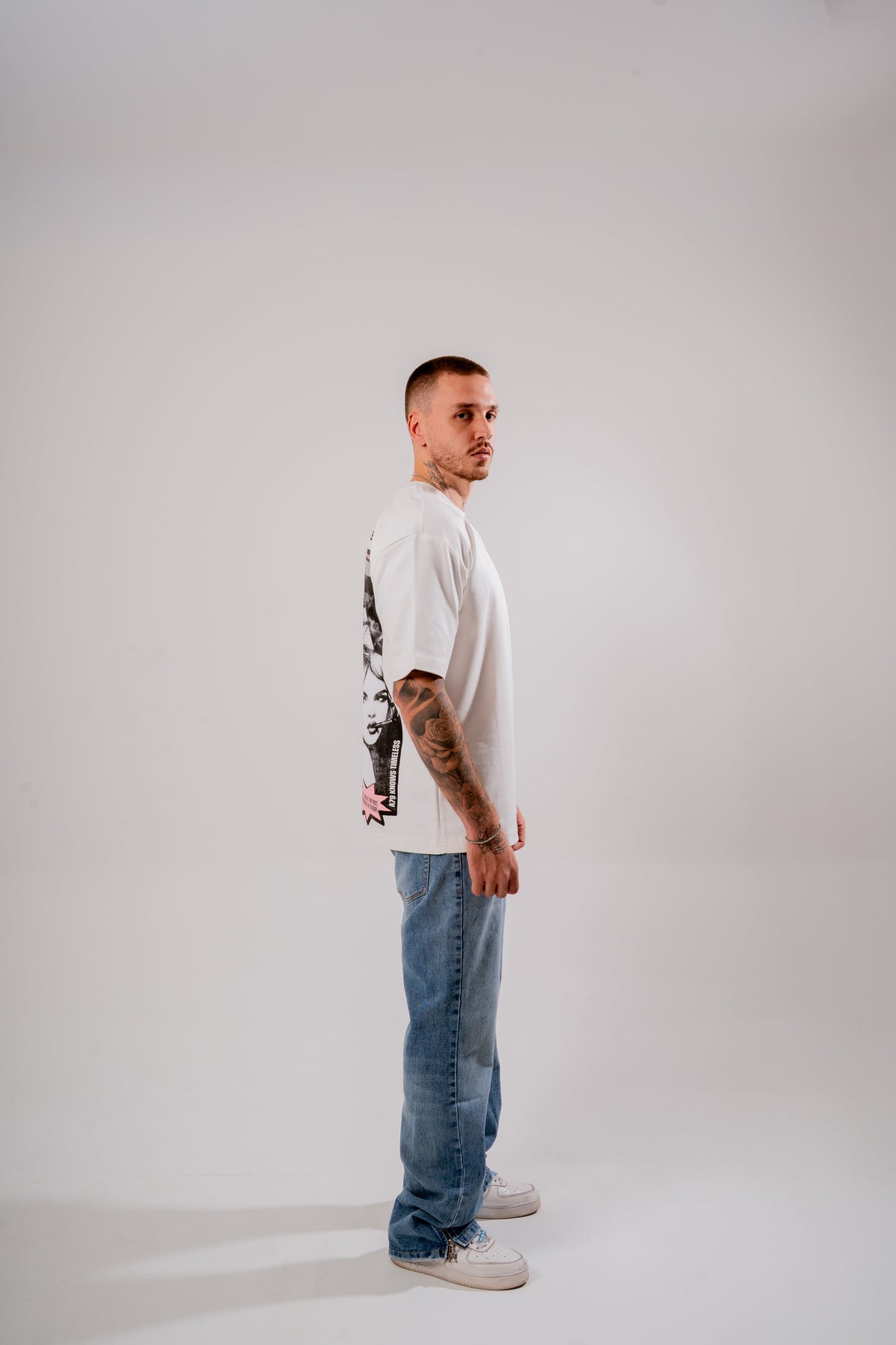 Magazine Oversized T-shirt Marfil en modelo — AURUM 79