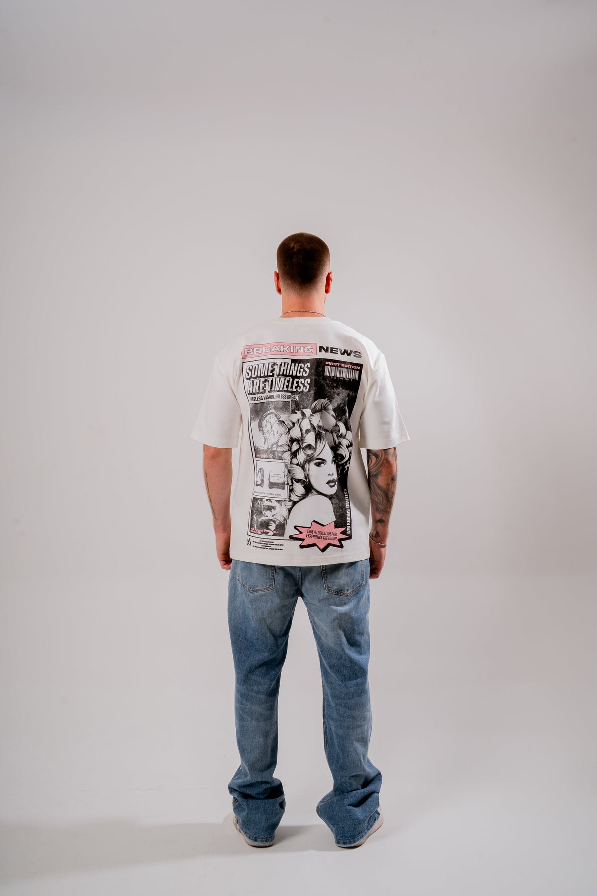 Magazine Oversized T-shirt Marfil en modelo — AURUM 79