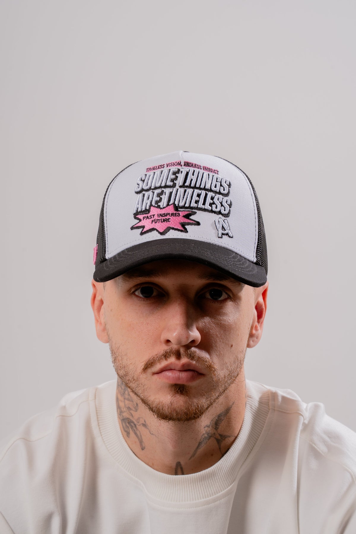 Magazine Trucker Cap Negro & Blanco en modelo — AURUM 79