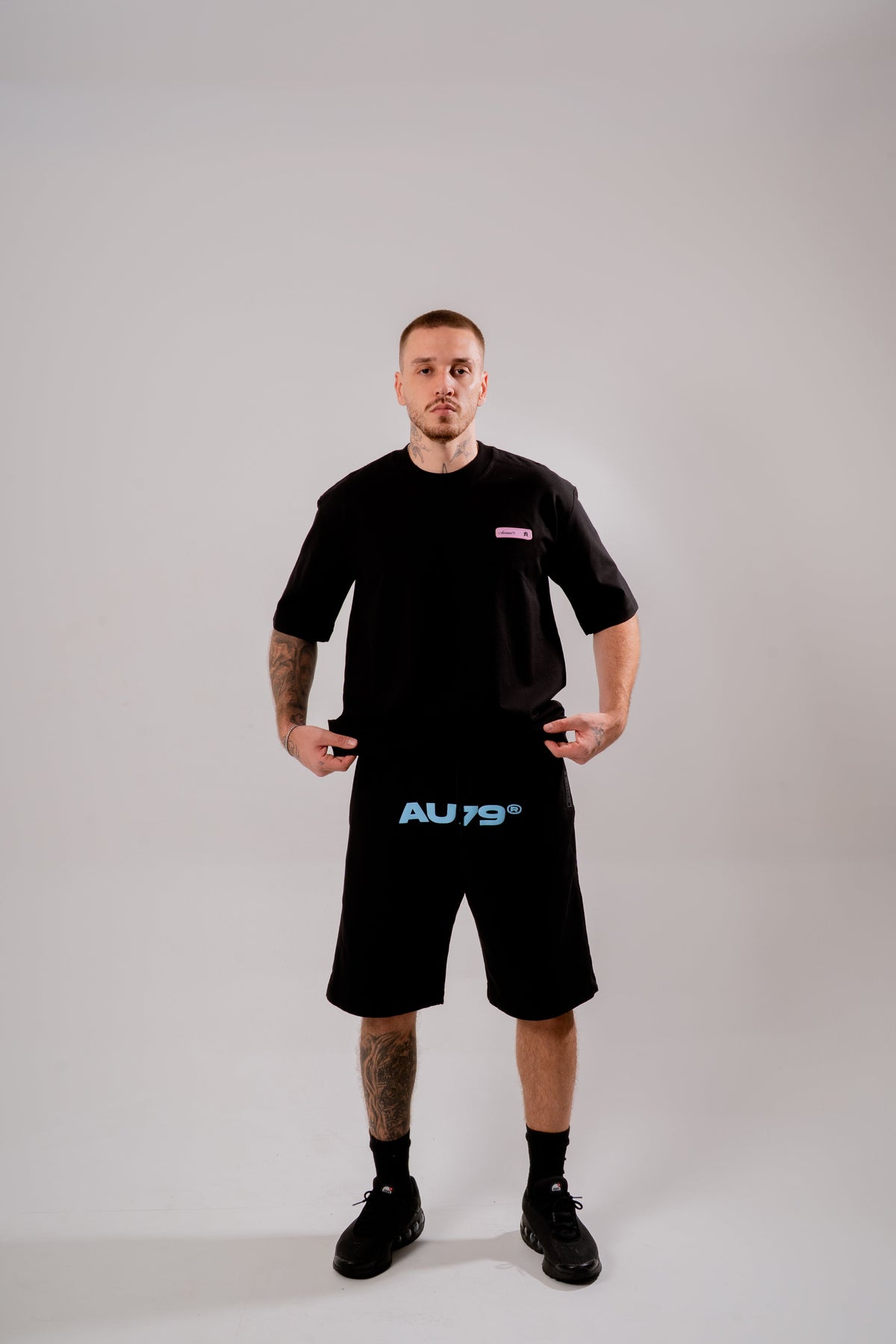 Memories Loose Fit Shorts Negro en modelo — AURUM 79