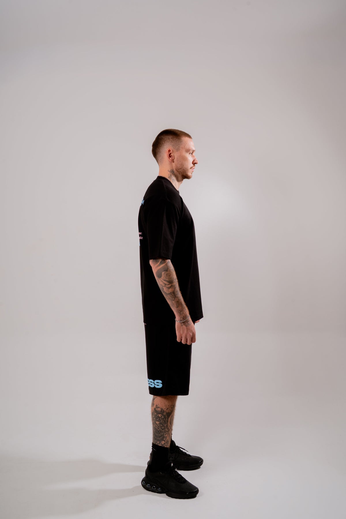 Memories Loose Fit Shorts Negro en modelo — AURUM 79