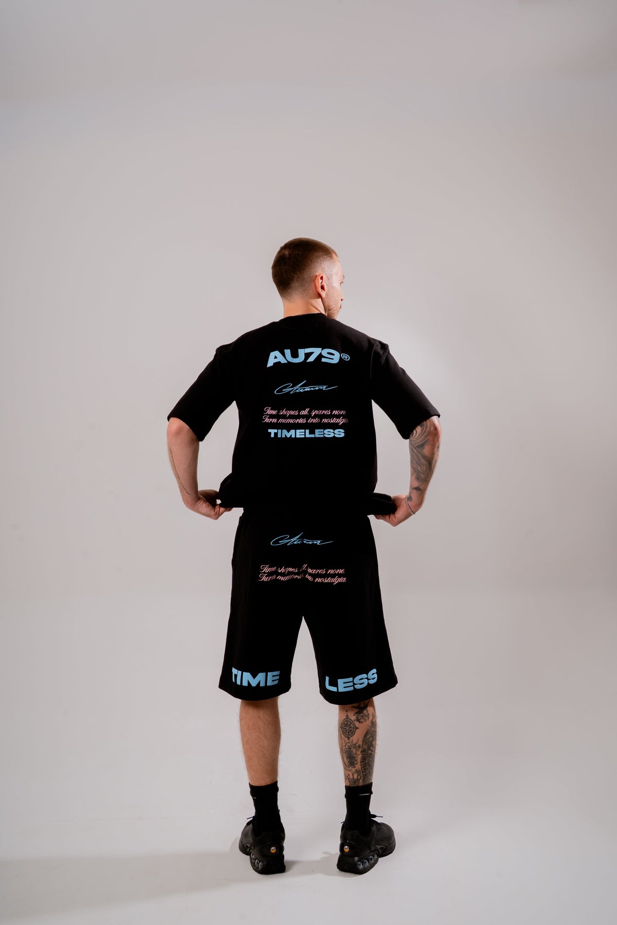 Memories Loose Fit Shorts Negro en modelo — AURUM 79