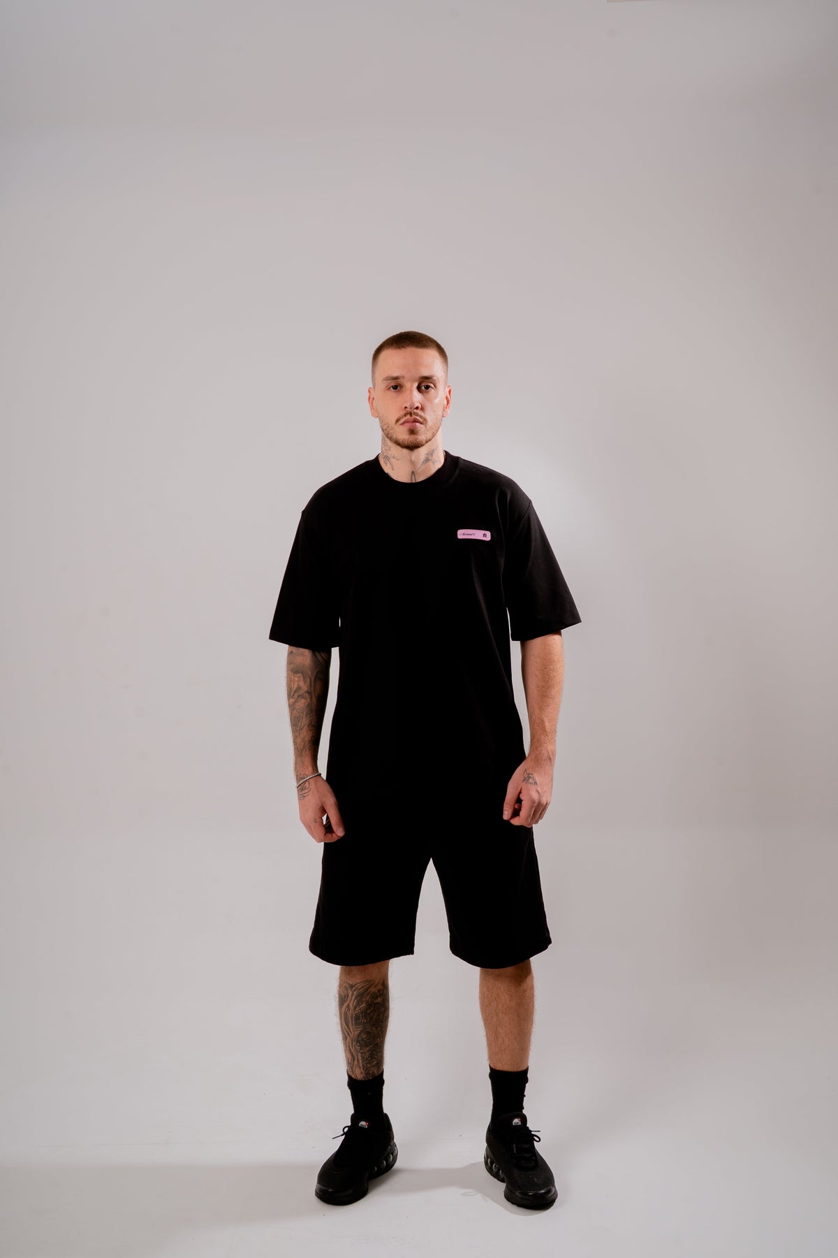 Memories Oversized T-Shirt Negro en modelo — AURUM 79
