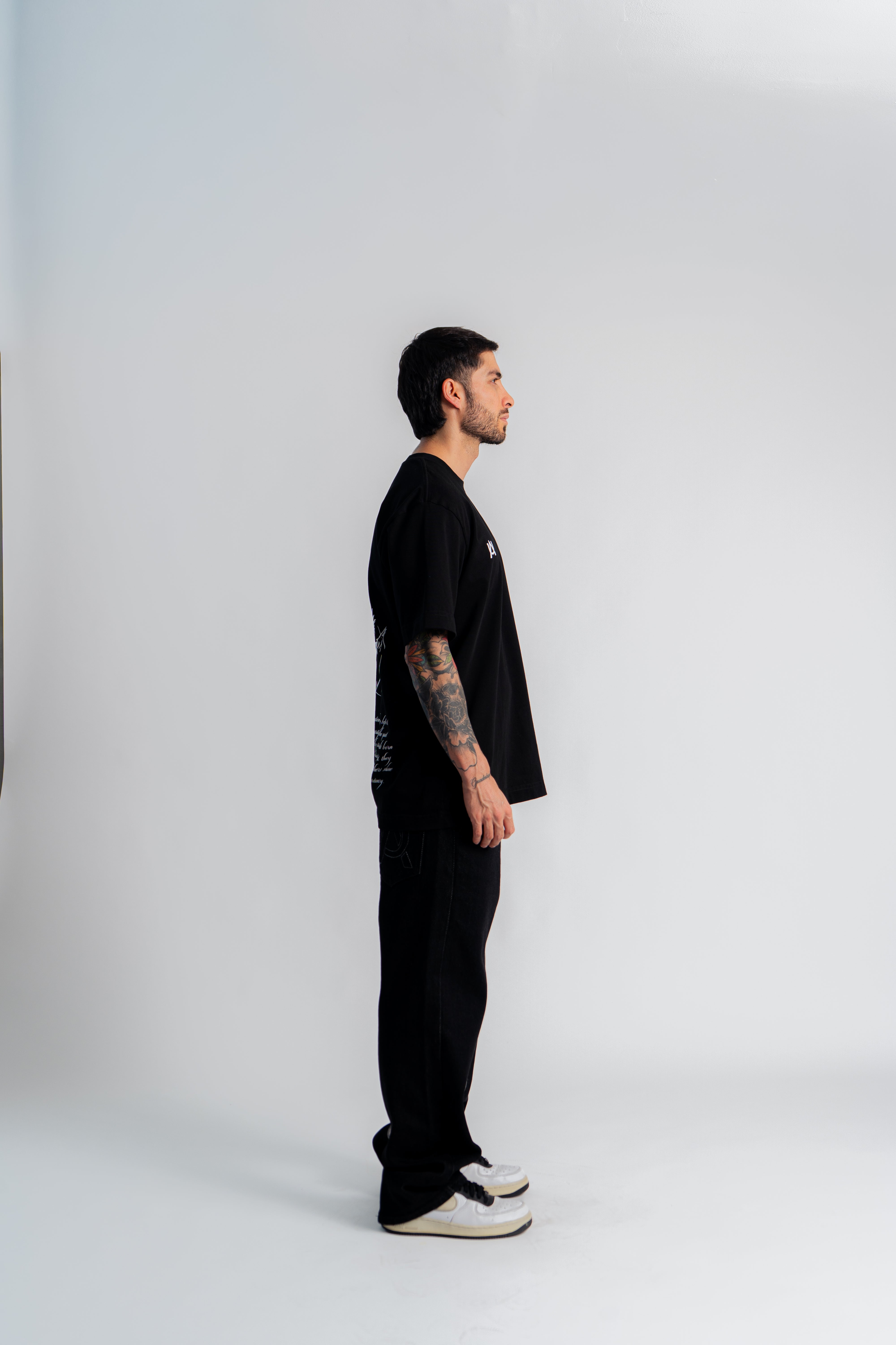 Neckless Semi Oversized T-Shirt Negro en modelo — AURUM 79