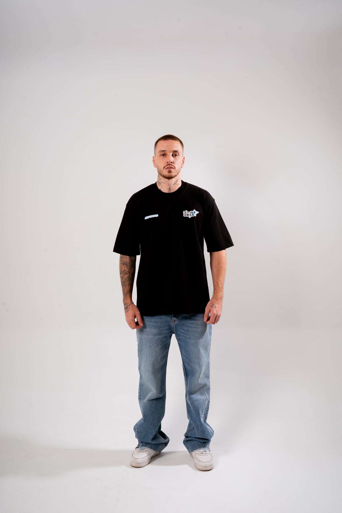 Nostalgia Oversized T-Shirt Negro en modelo — AURUM 79