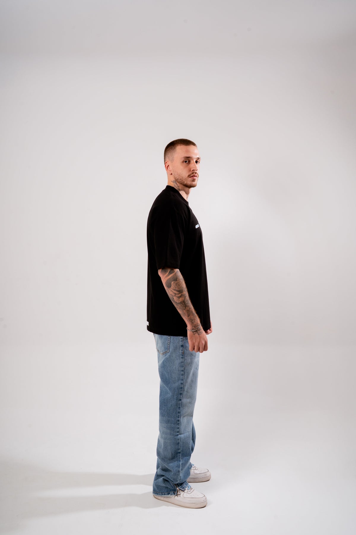 Nostalgia Oversized T-Shirt Negro en modelo — AURUM 79