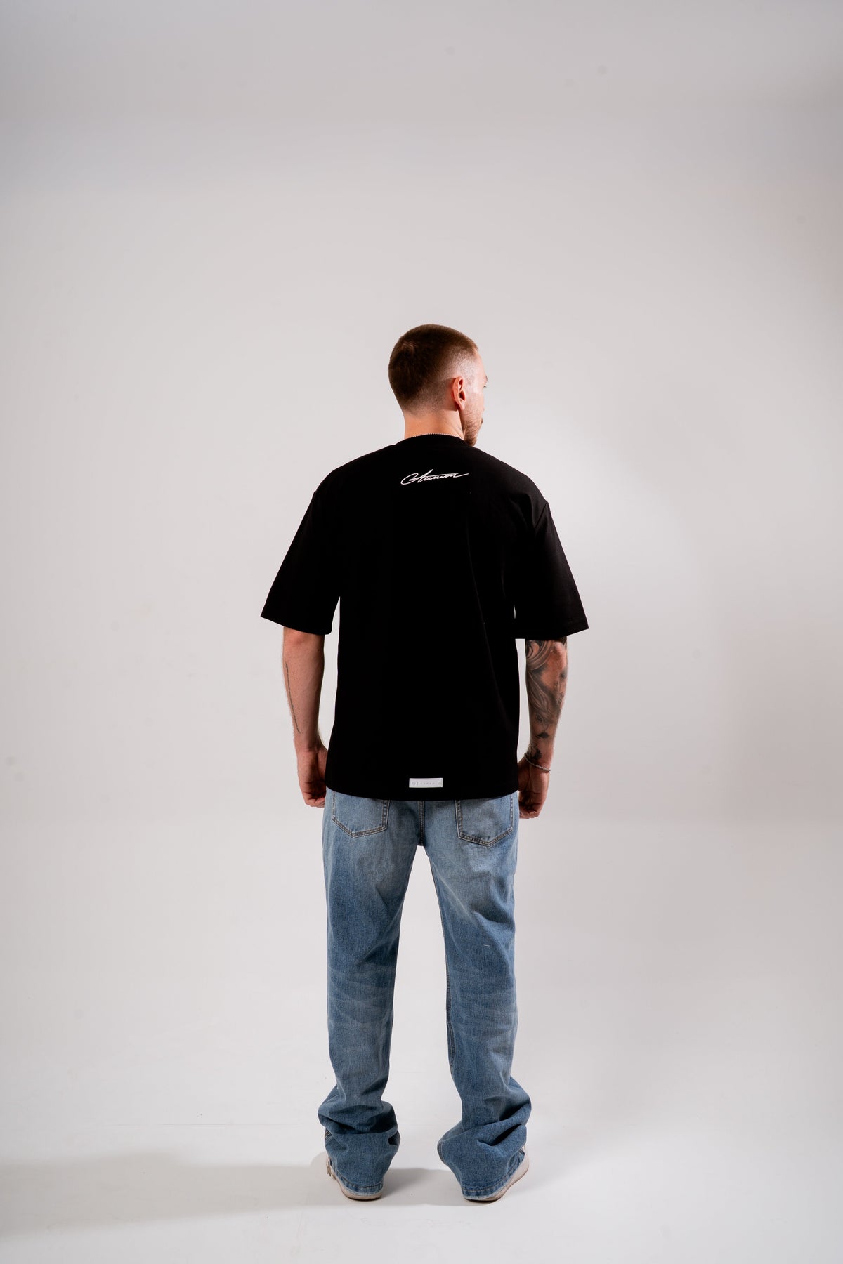 Nostalgia Oversized T-Shirt Negro en modelo — AURUM 79