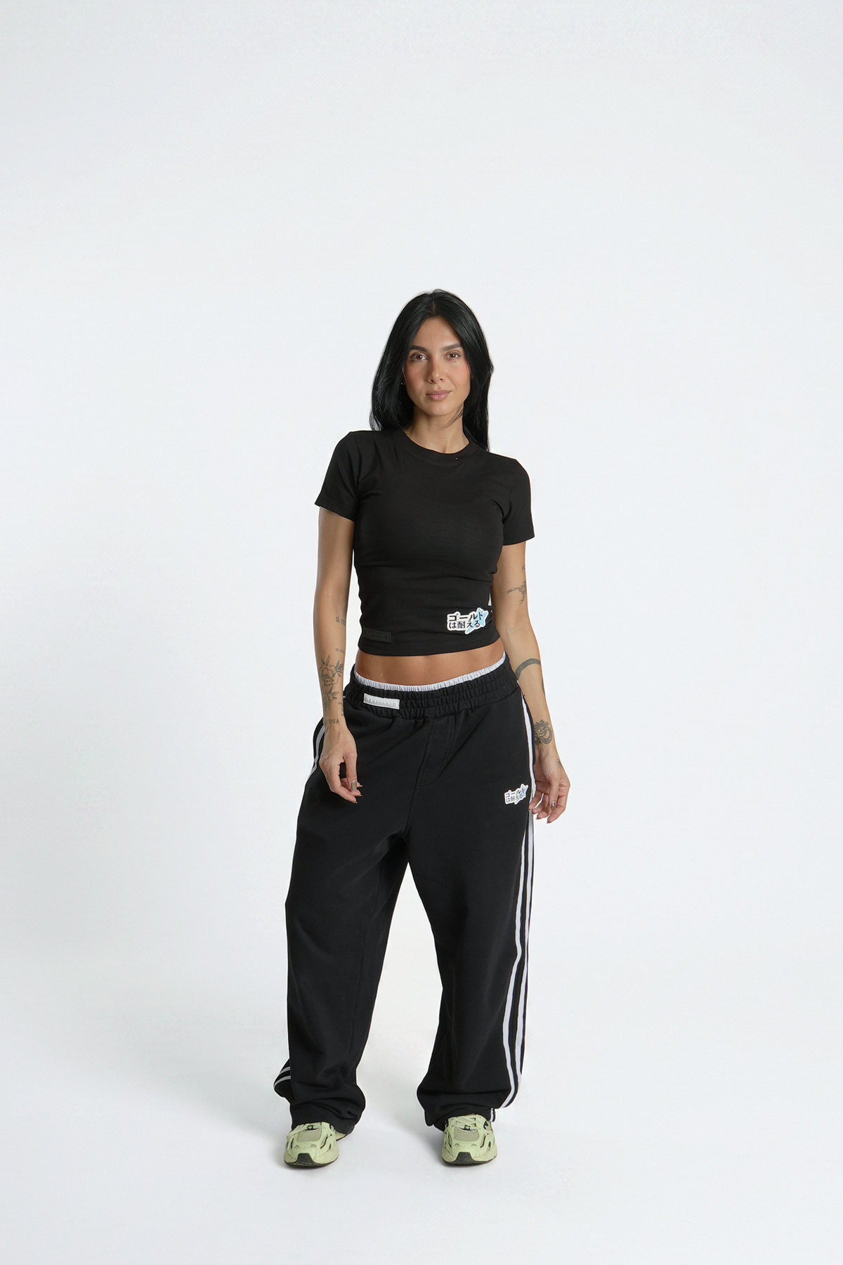 Nostalgia Slim Baby Tee Negro en modelo — AURUM 79